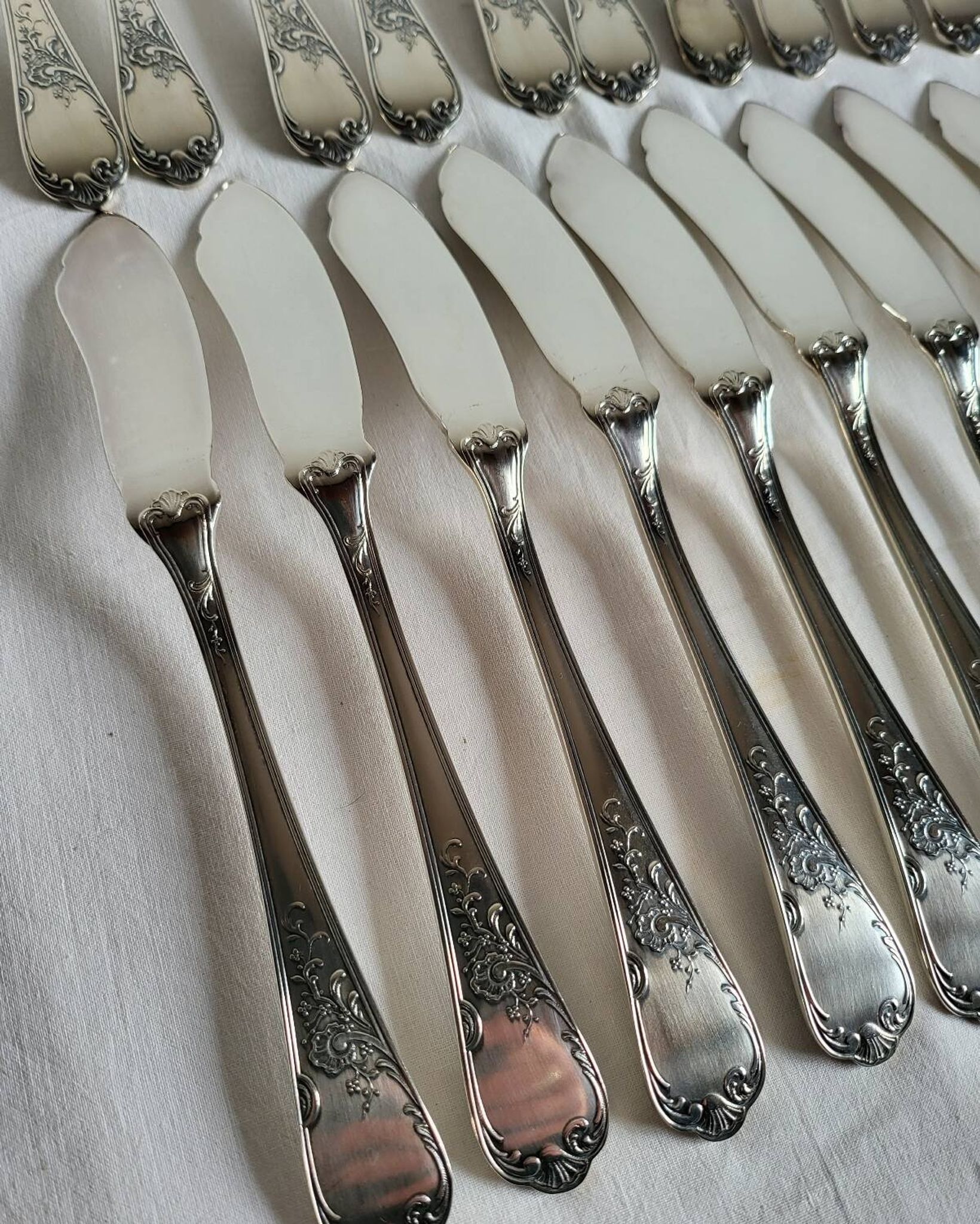 12 silver-plated metal fish cutlery pieces by Guildar, 24 pieces.