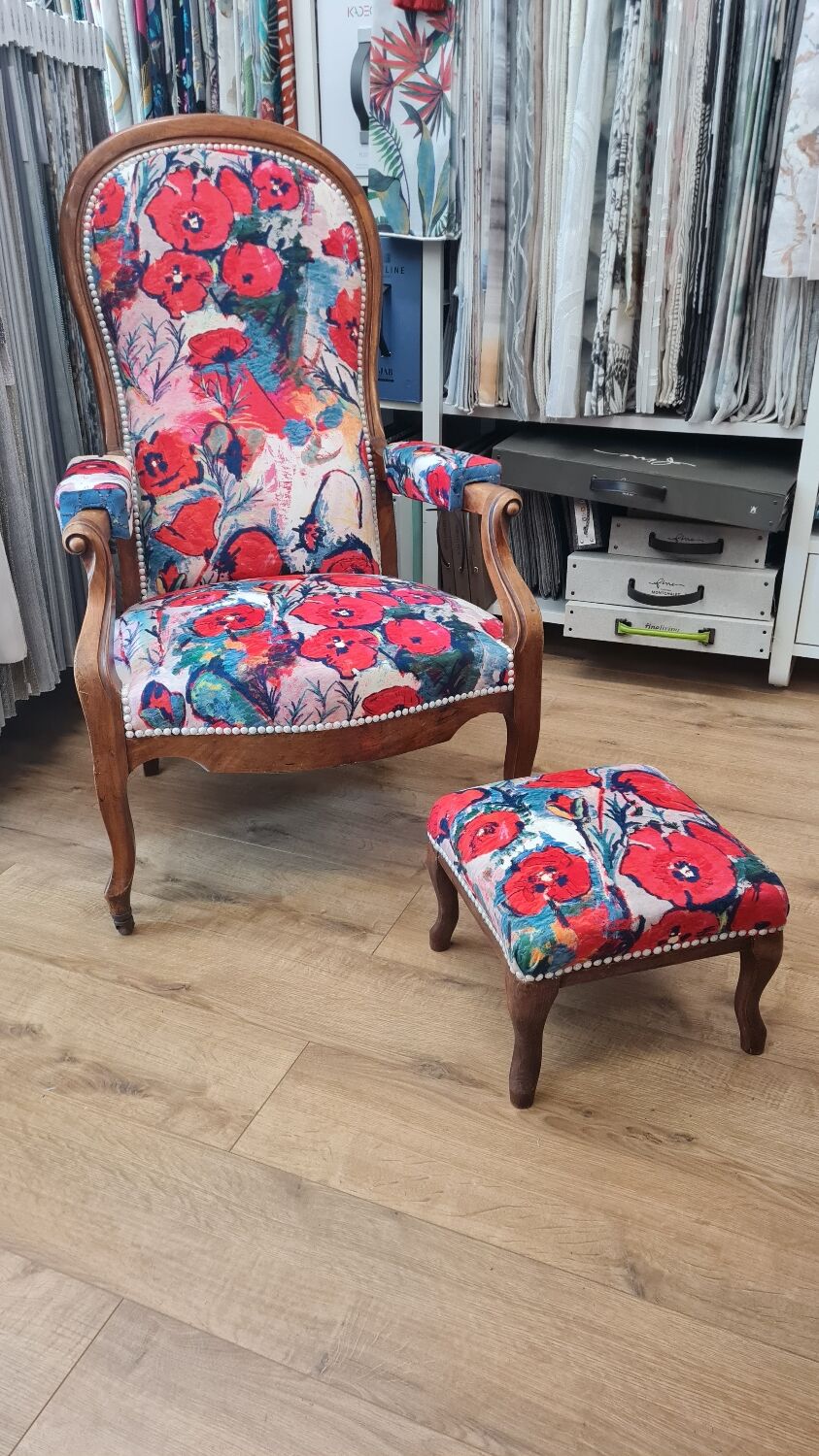 Fauteuil et repose-pied Voltaire