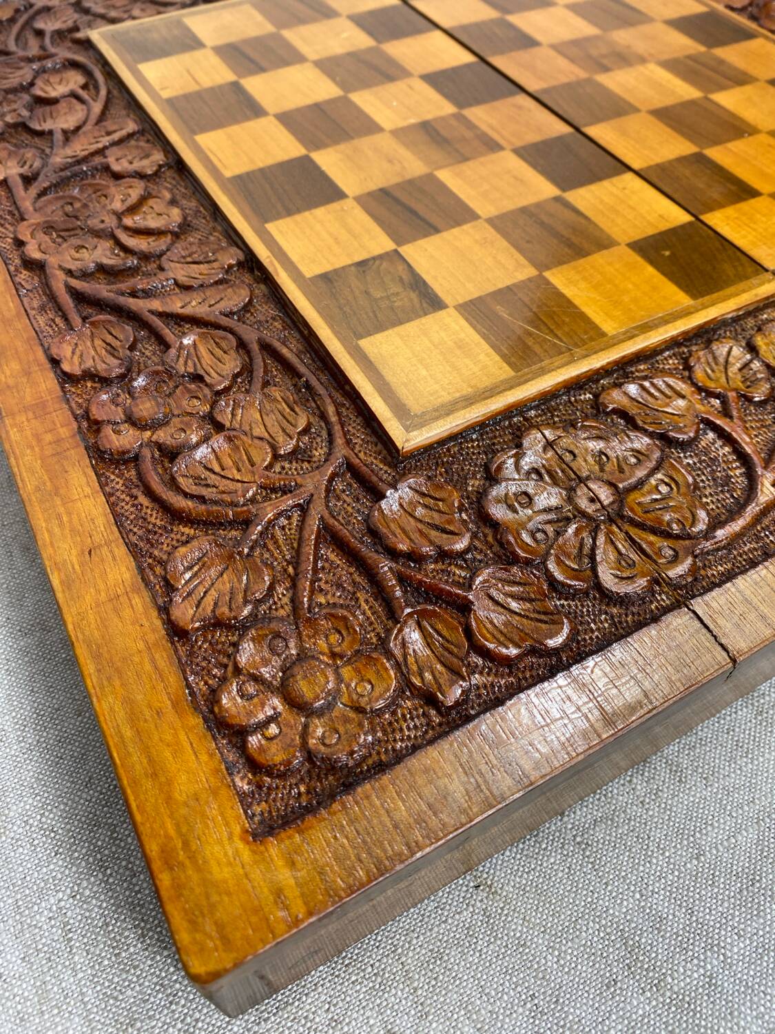 Chess and backgammon set in carved wood and marquetry