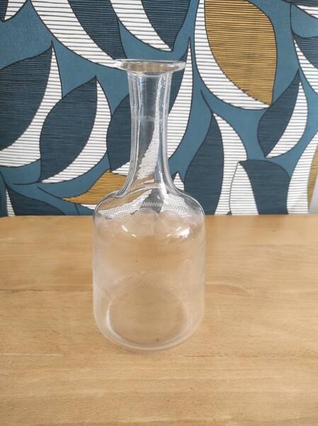 Carafe en verre moulé et gravé