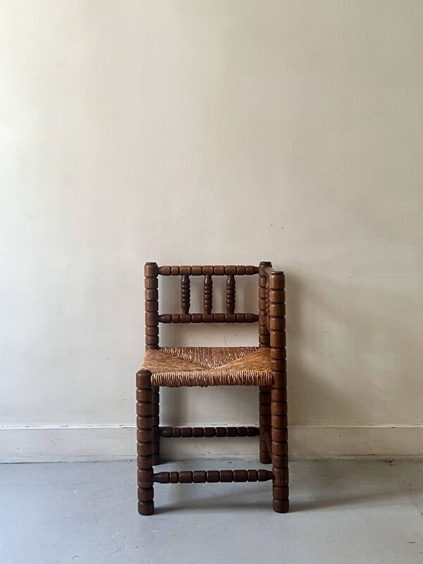 Chaise paillée d'angle ''coin de feu'' en bois tourné et perlé