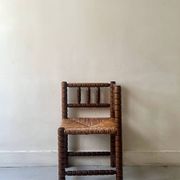 Chaise paillée d'angle "coin de feu" en bois tourné et perlé