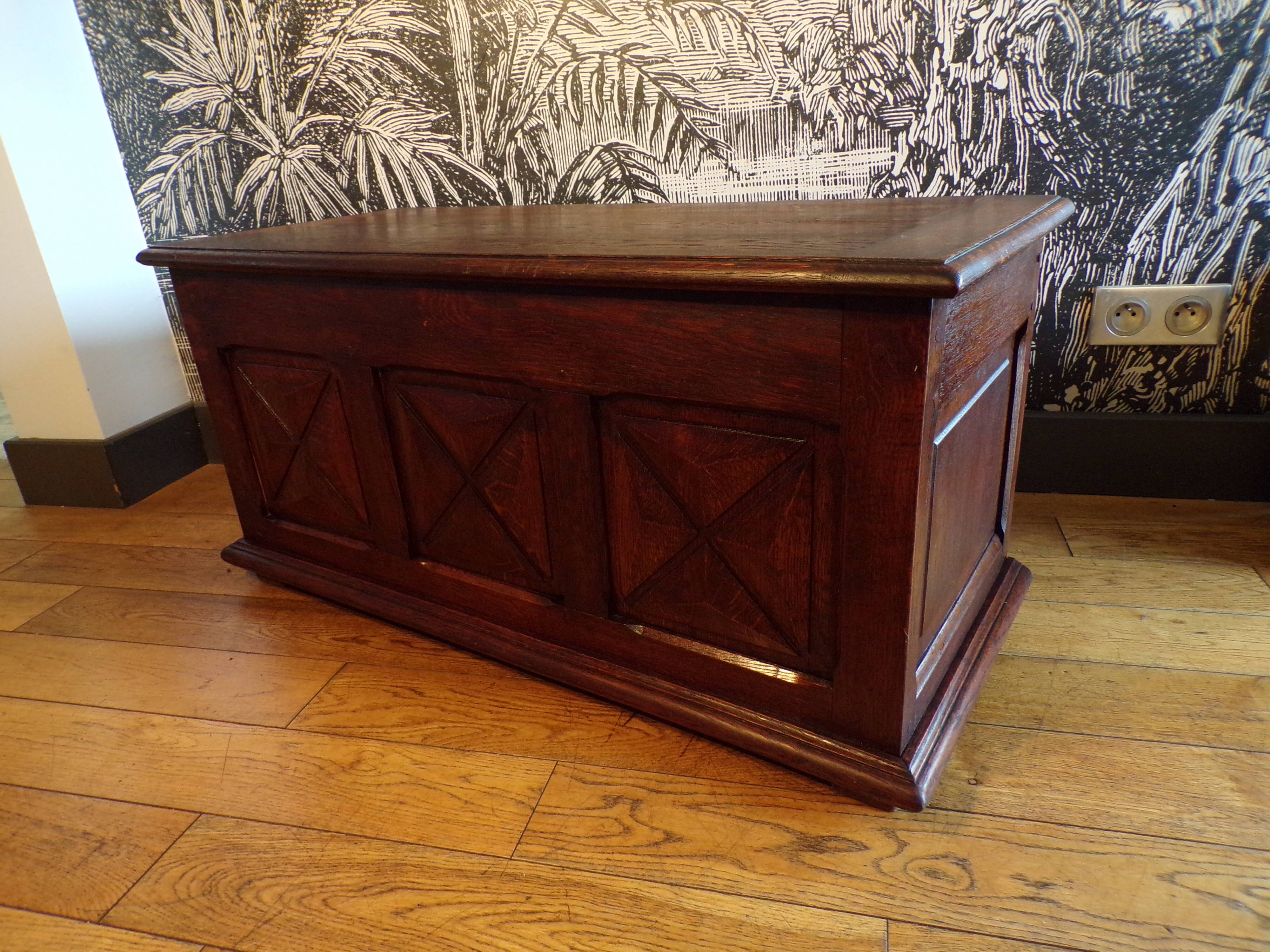 Neo-Basque style chest