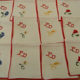 Set of 12 napkins flower décor.