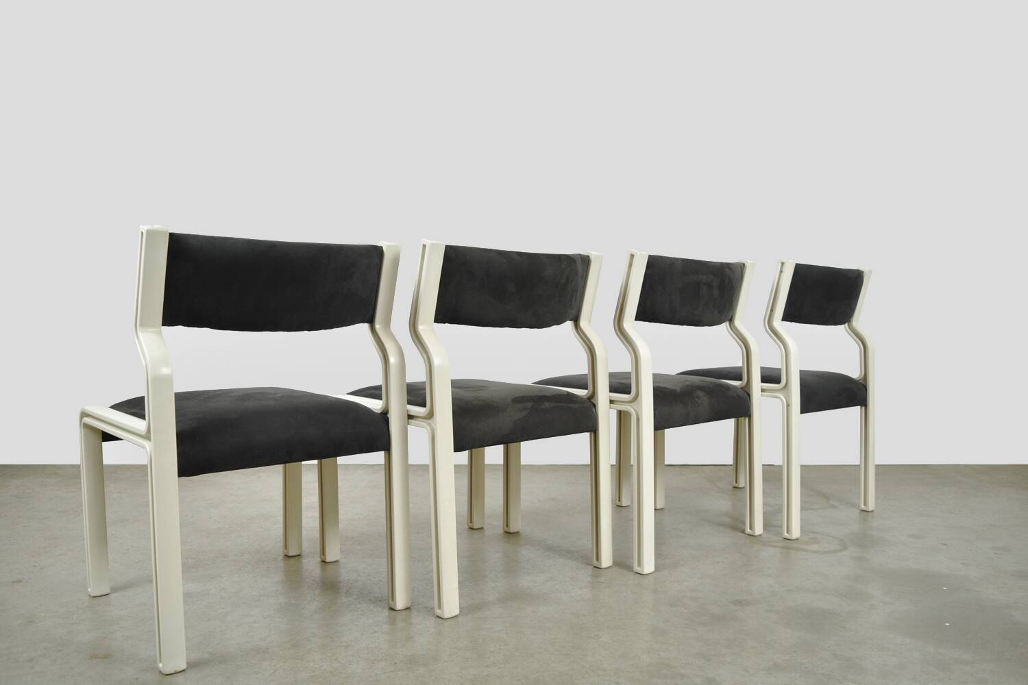 🟡 PASTOE plastic dining table chairs, Pierre Mennen, 70s Netherlands