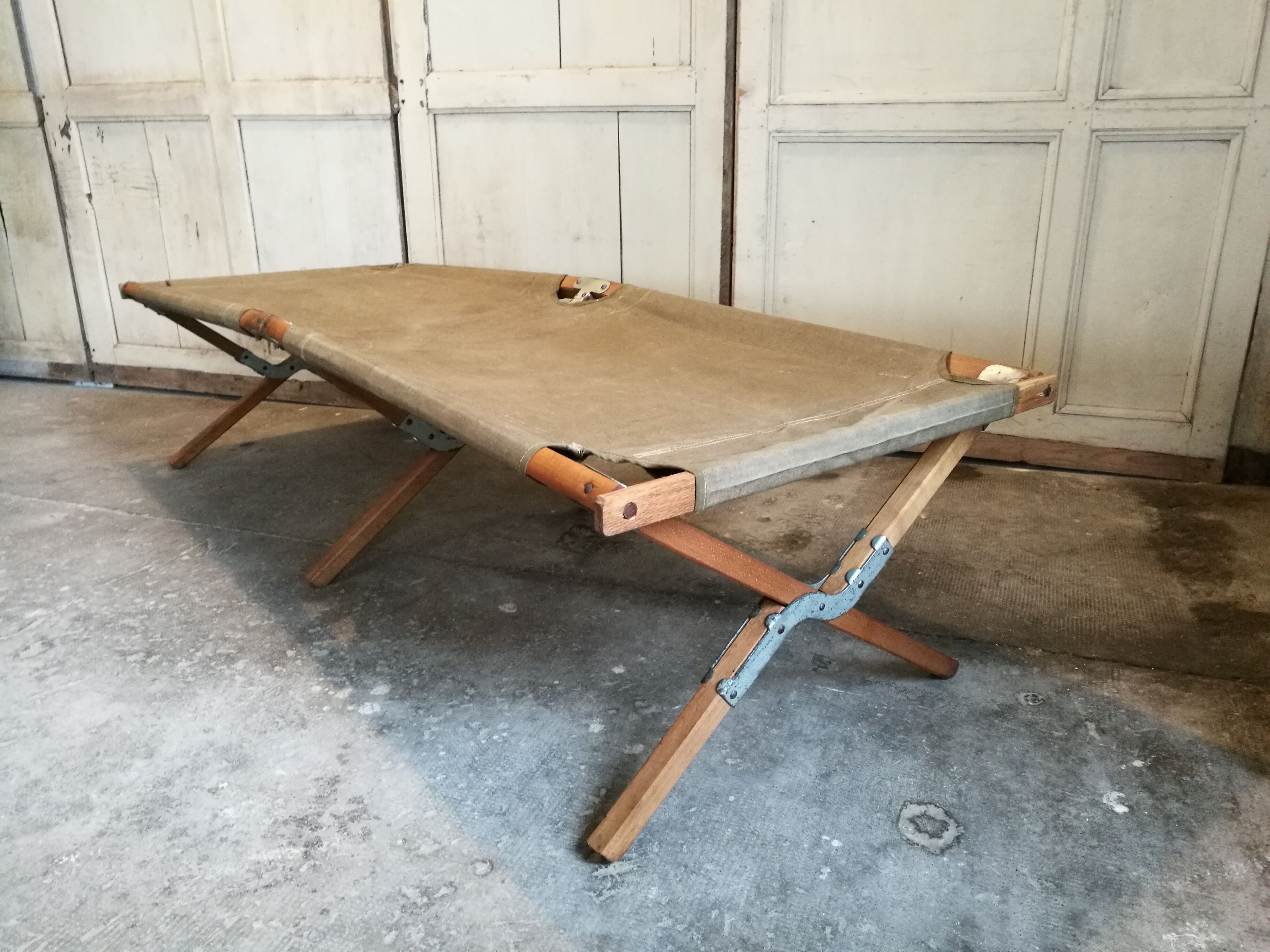 Military bed, khaki peckbed bed