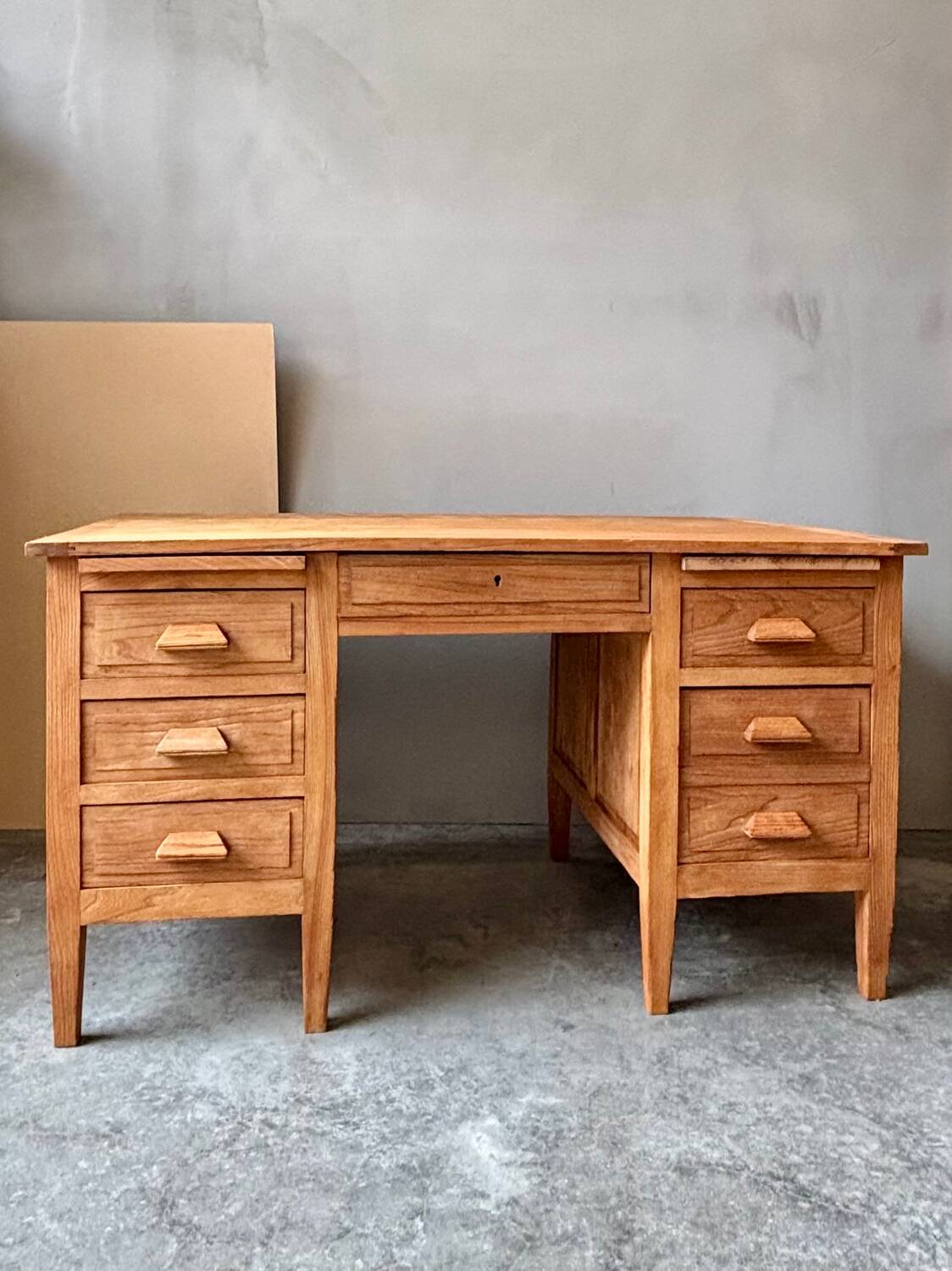 Bureau ancien en chêne massif brut, aérogommé et ciré