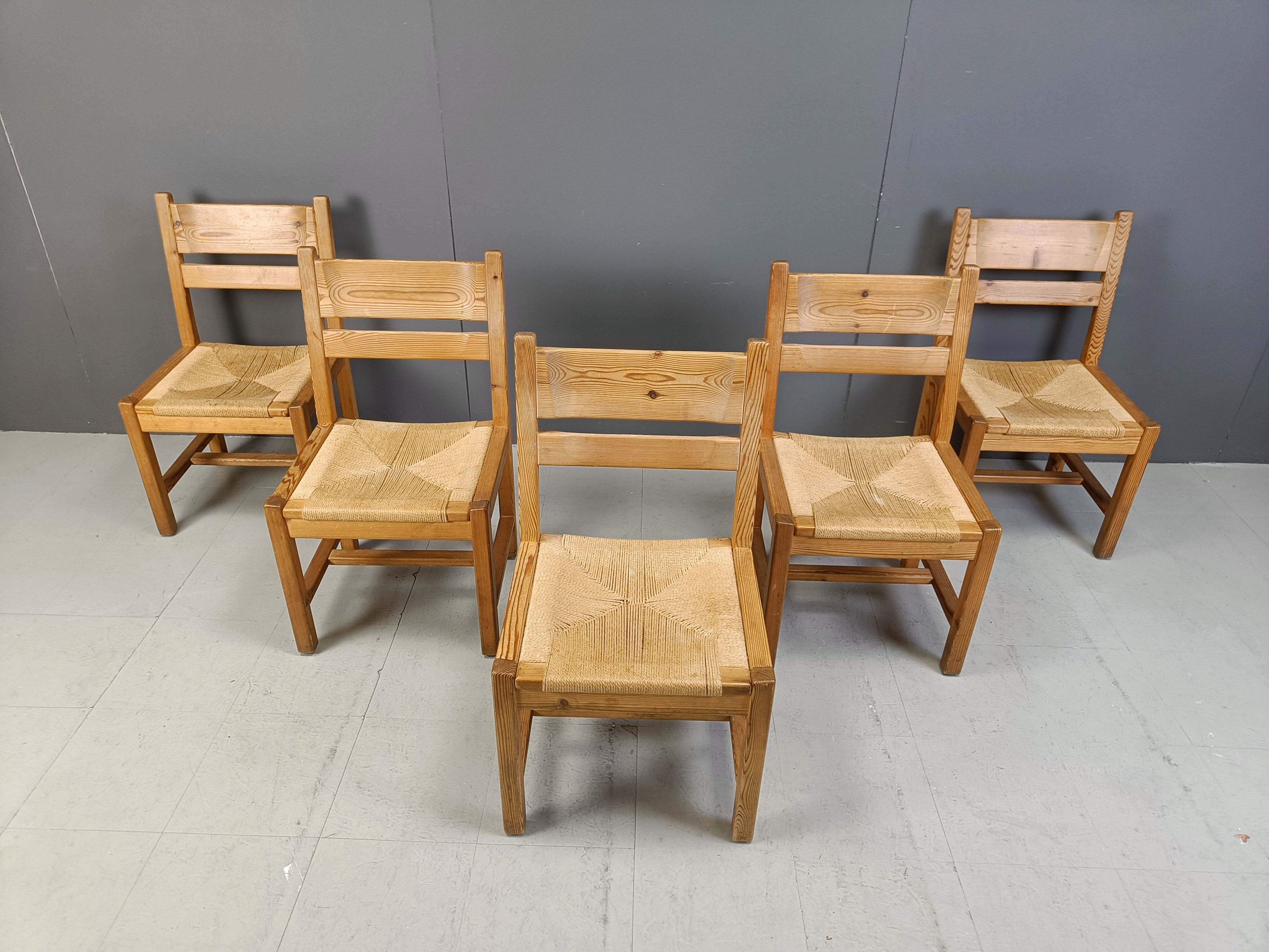Ensemble de 5 chaises en bois de pin par GM Mobler, années 1960.
