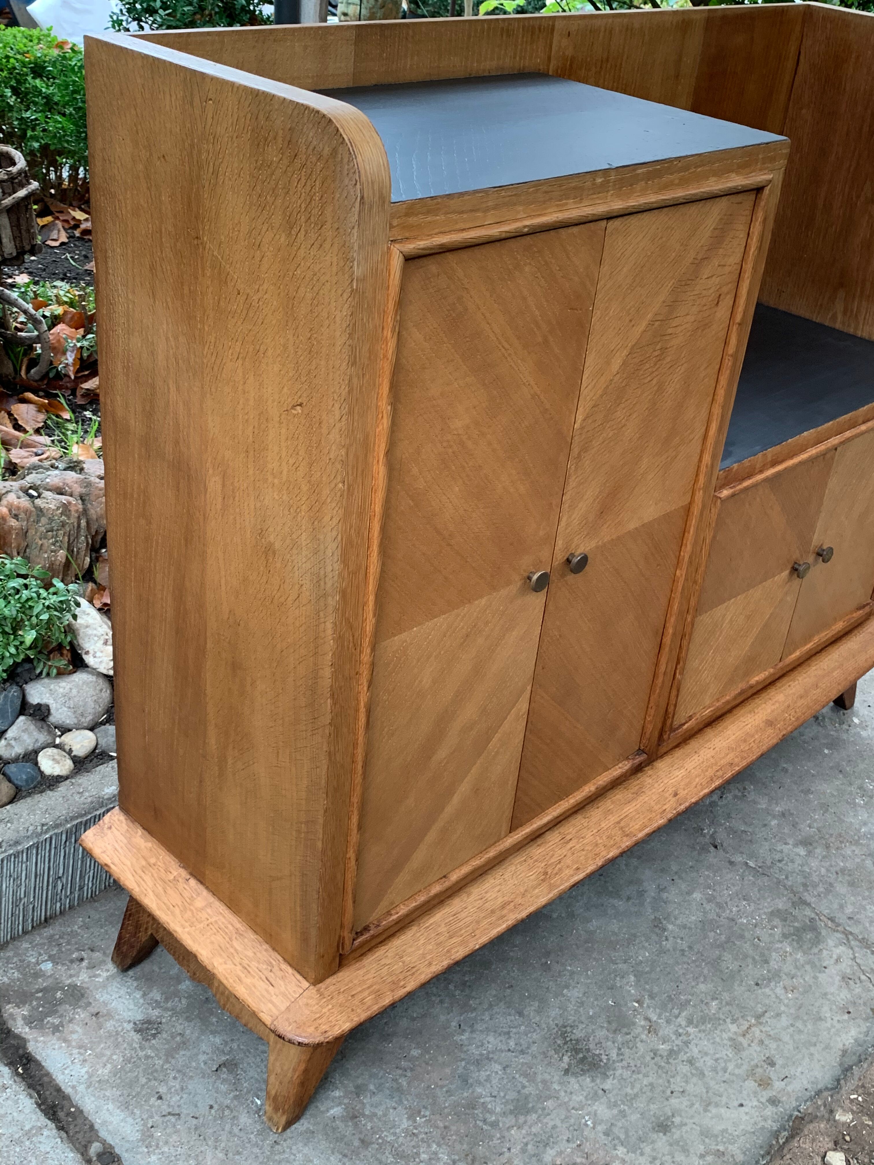 Buffet asymmetrical compass feet