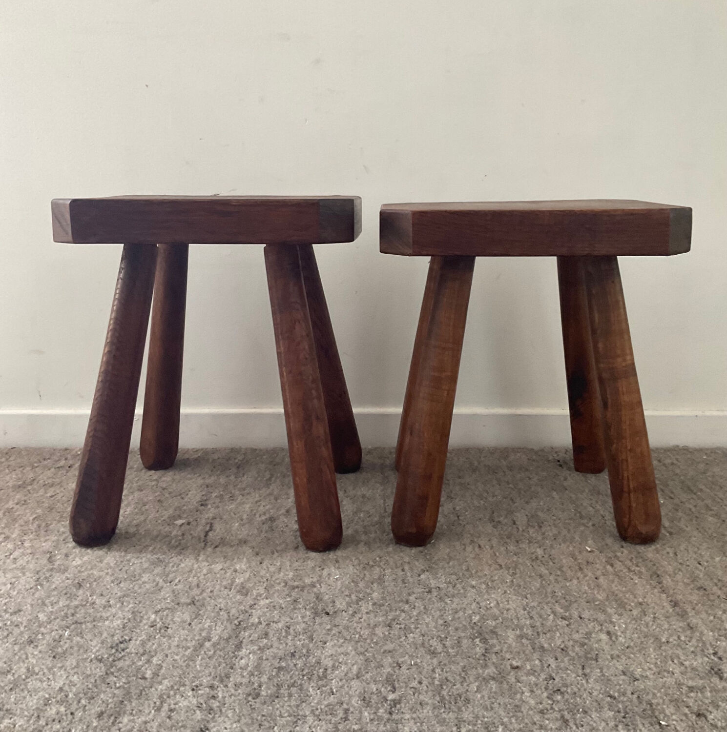 Duo de tabourets brutalistes en bois massif des années 60