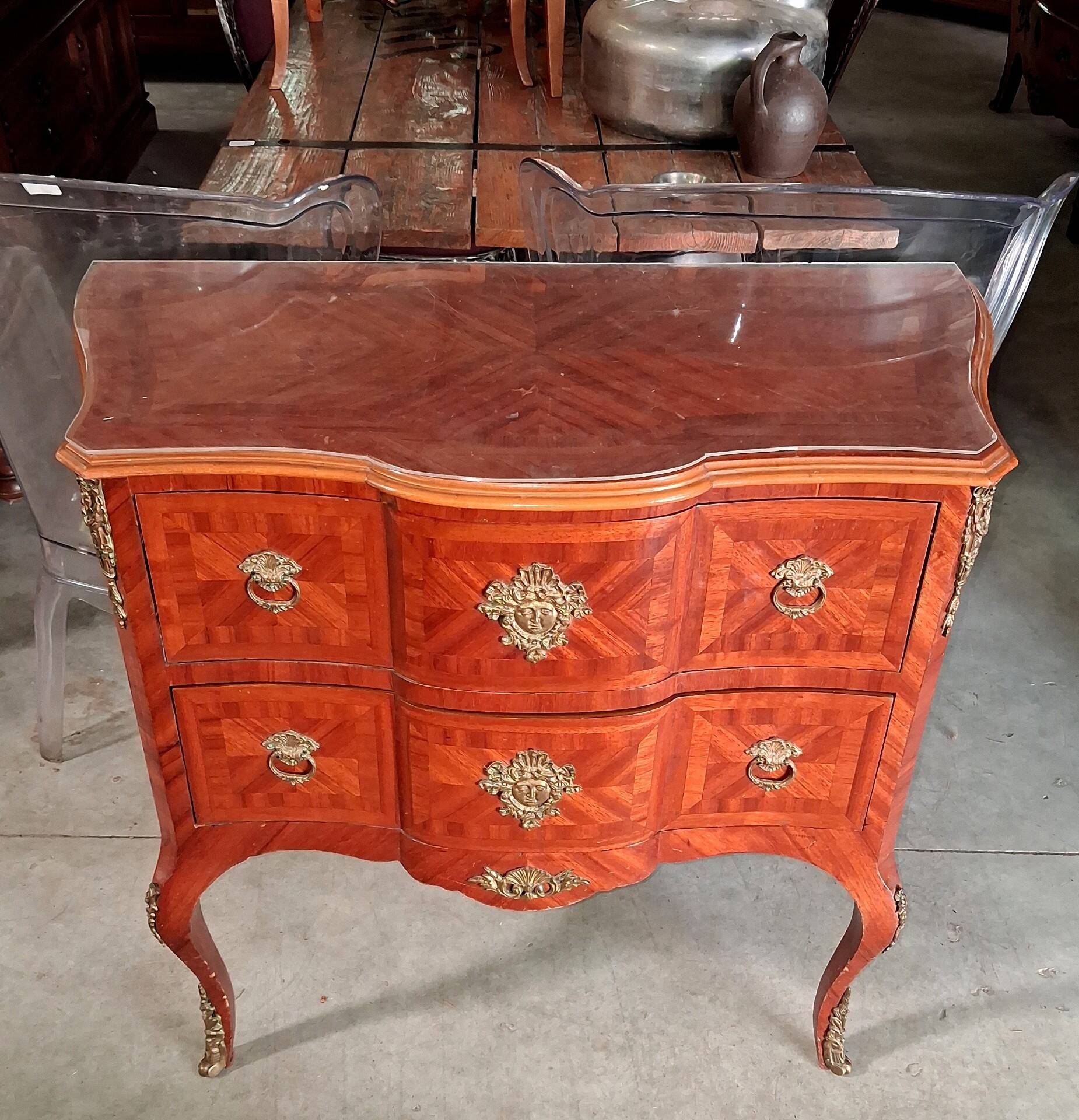 Curved jump commode in Louis XV style with marquetry and gilded bronzes.