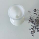 Vase ancien en opaline blanche