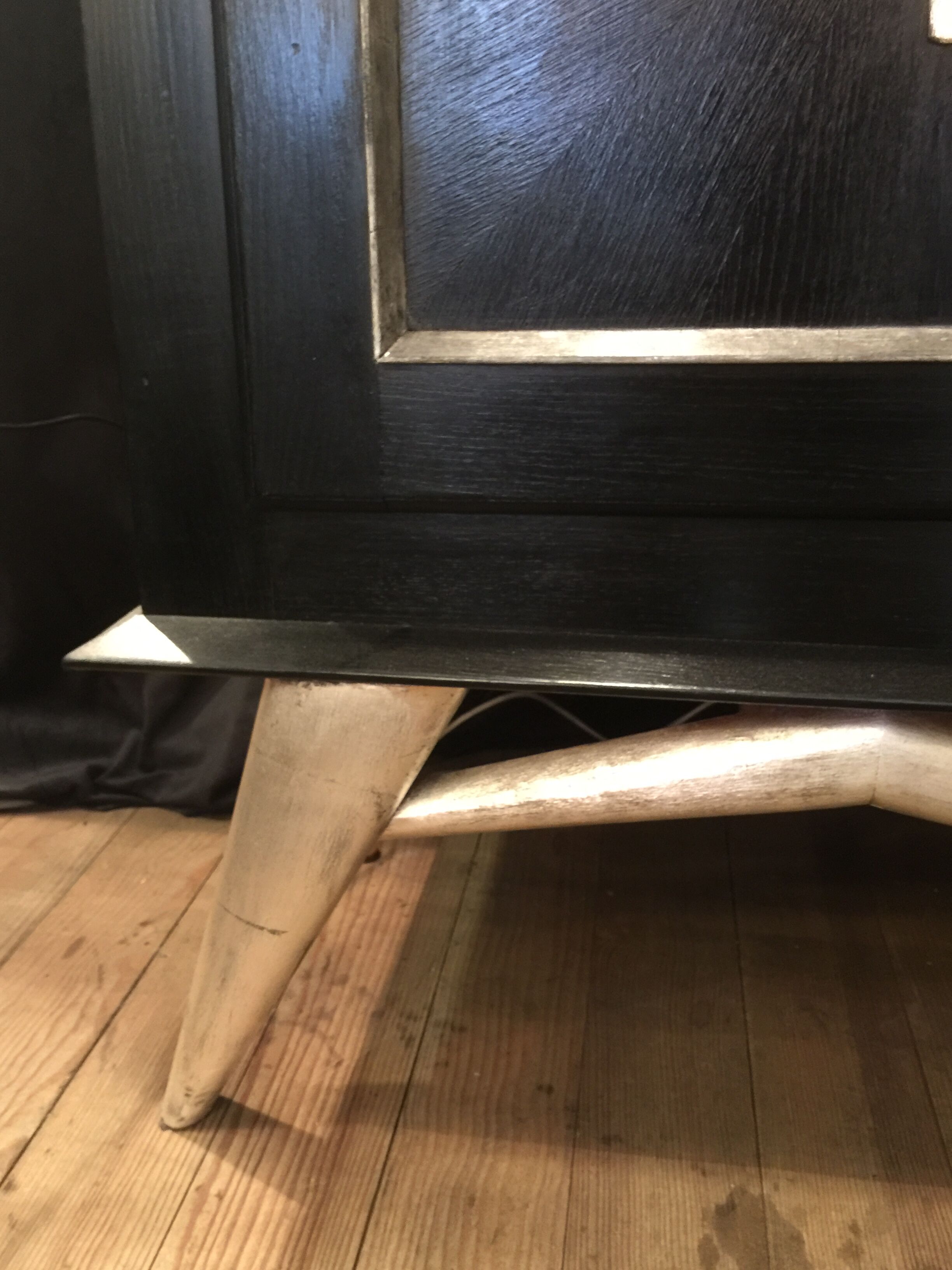 Furniture at the height of support of the 1940s