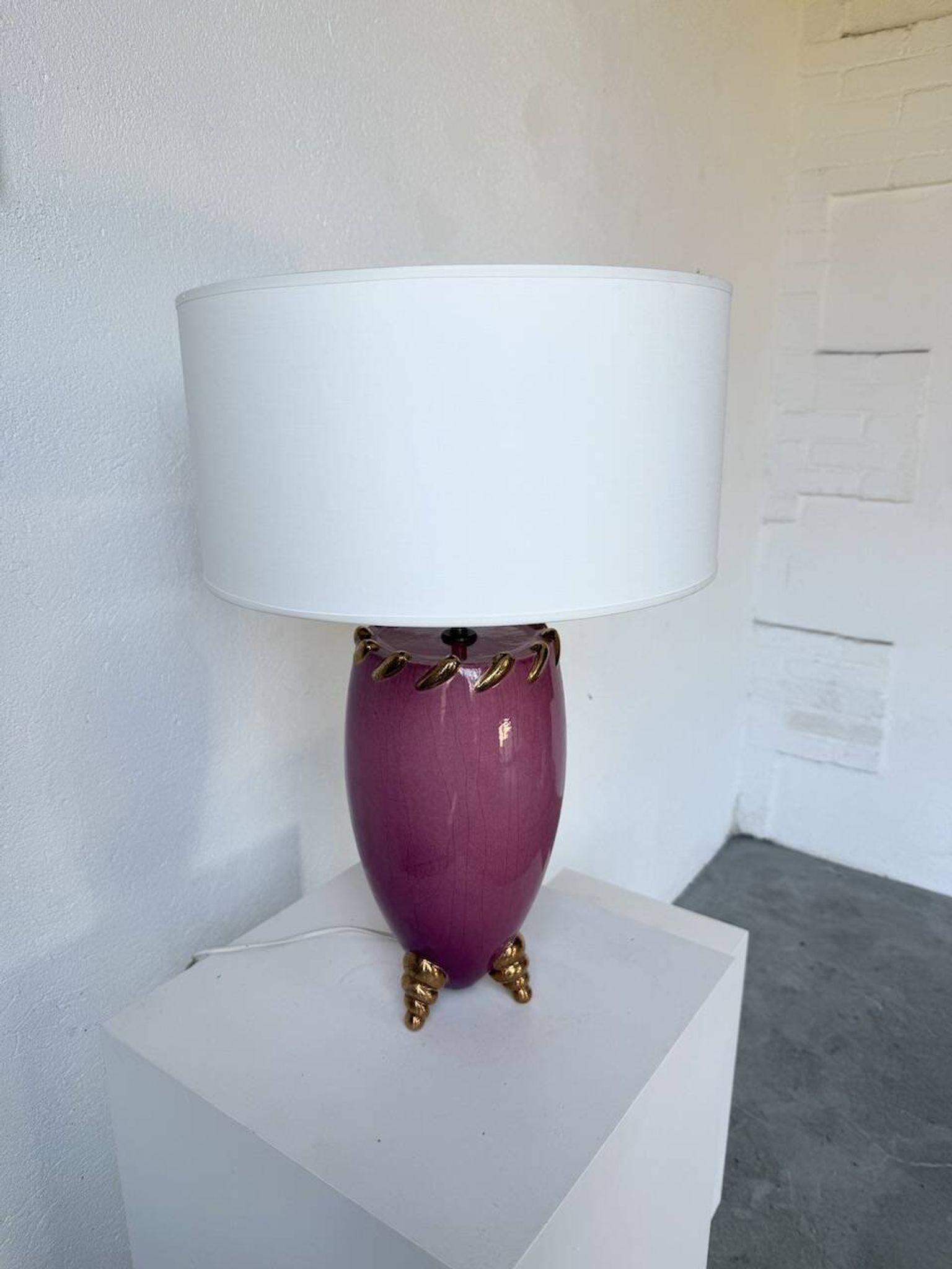 Lampe de table céramique rose et or tripode