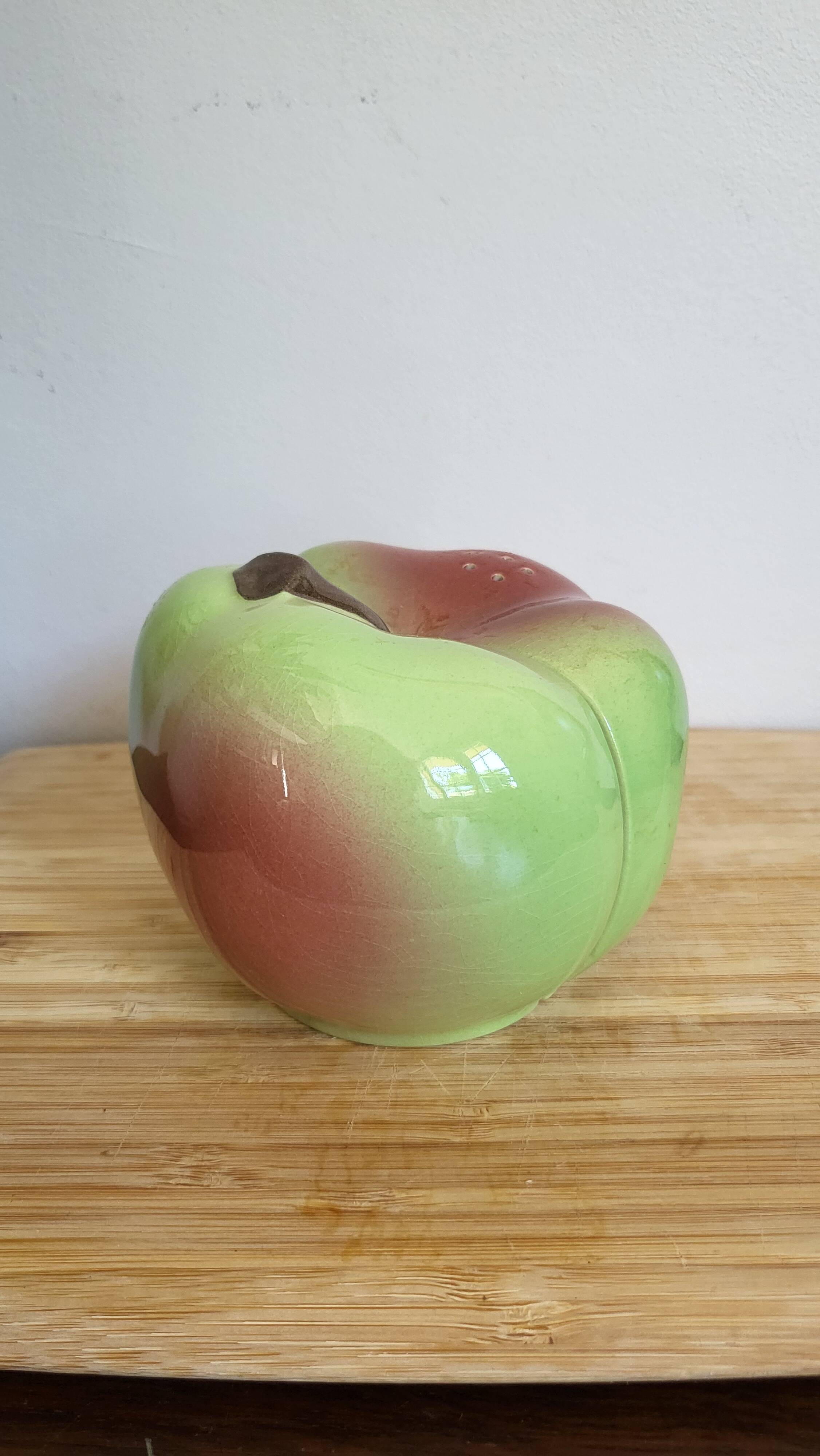 Salt and pepper apple service