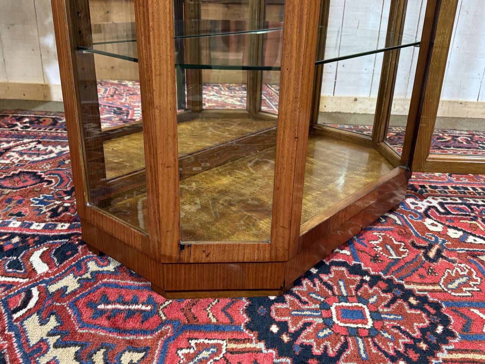 Vitrine Art déco en acajou, palissandre et dessus marbre blanc