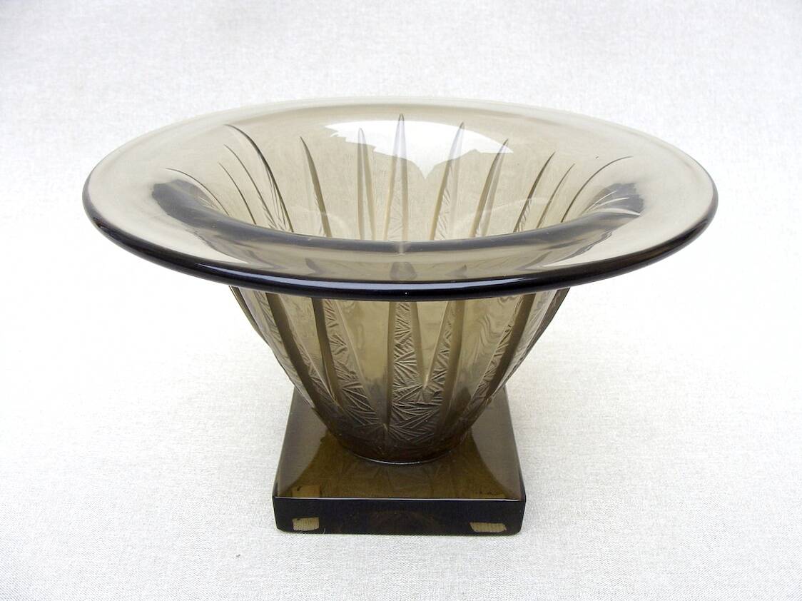 Coupe Art Déco en verre fumé à motifs géométriques
