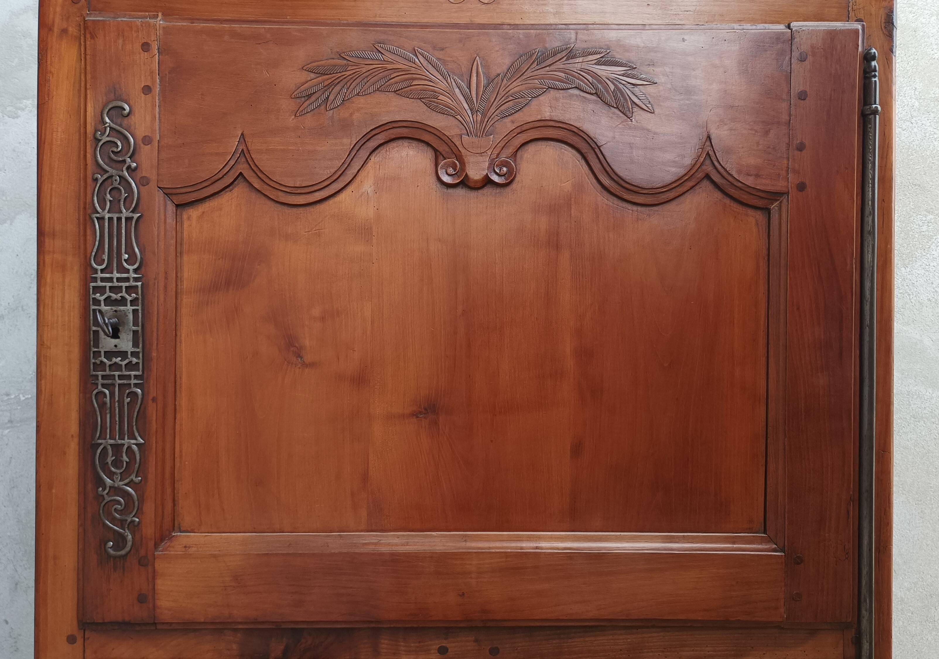 Cabinet vendéen homme debout louis xv en merisier