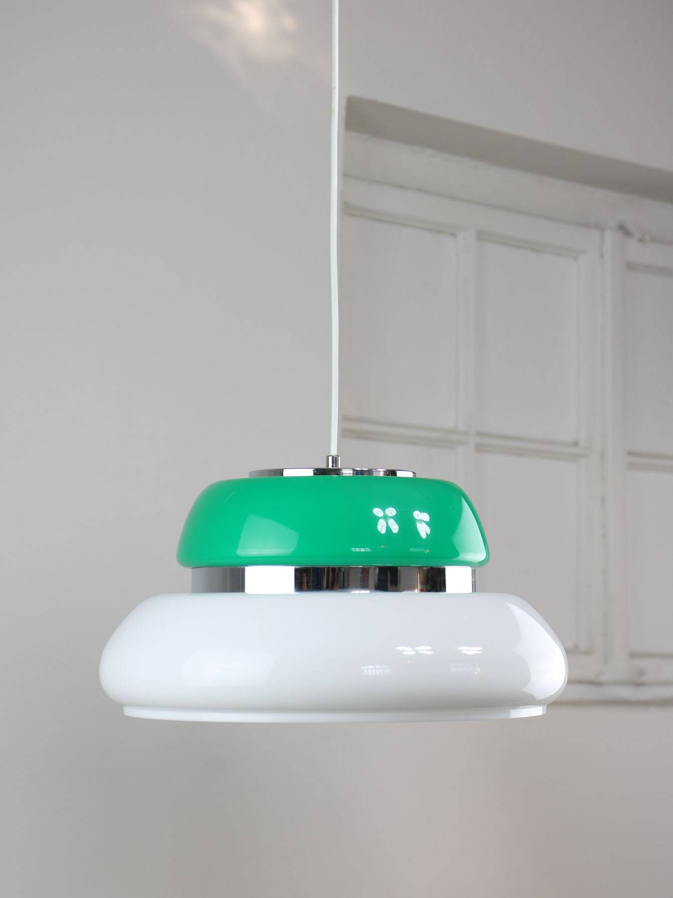 Italian Space Age Lamp in Green in White & Green Plexiglas and Chrome, 70s