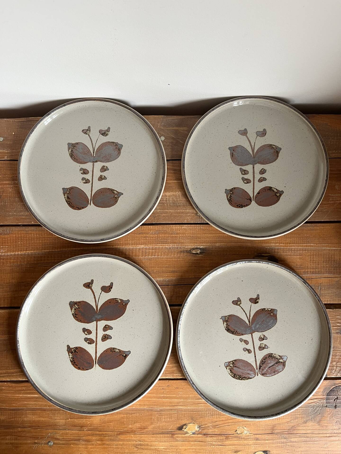 4 assiettes à dessert en grès
