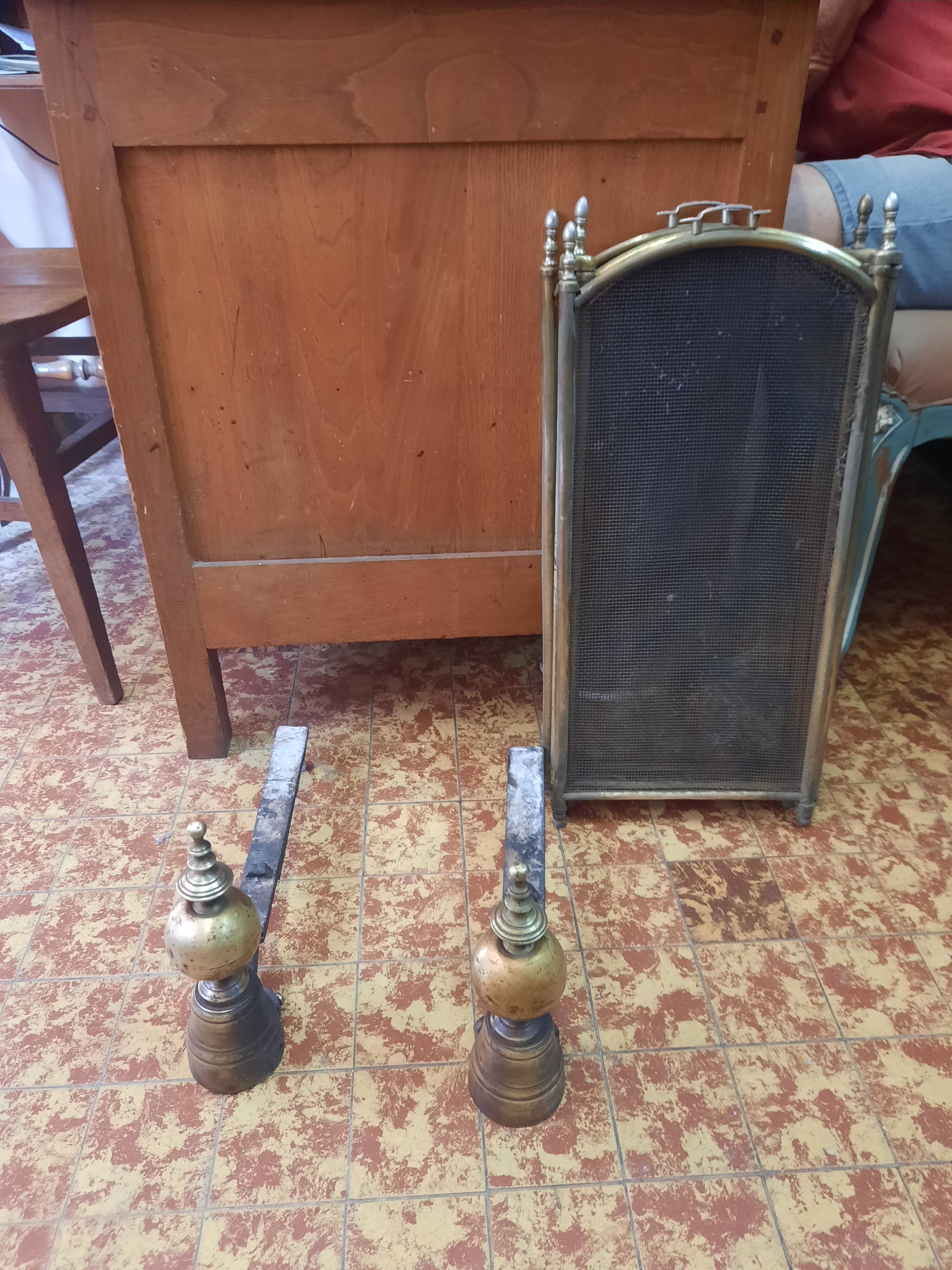 Fireplace set chenets firewall