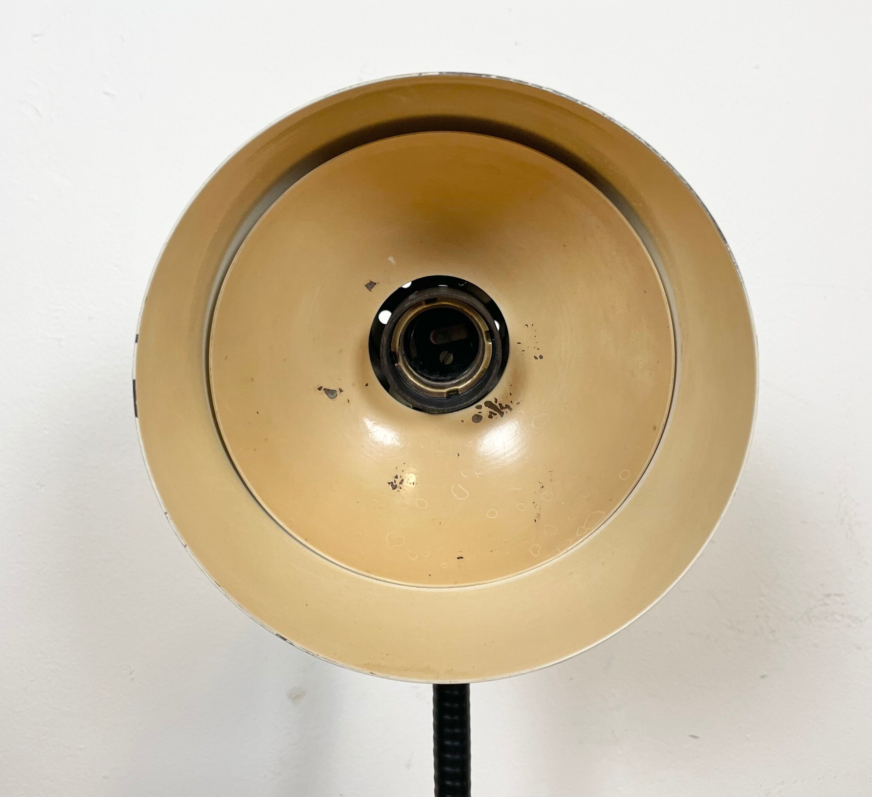 Beige industrial gooseneck table lamp, 1960s