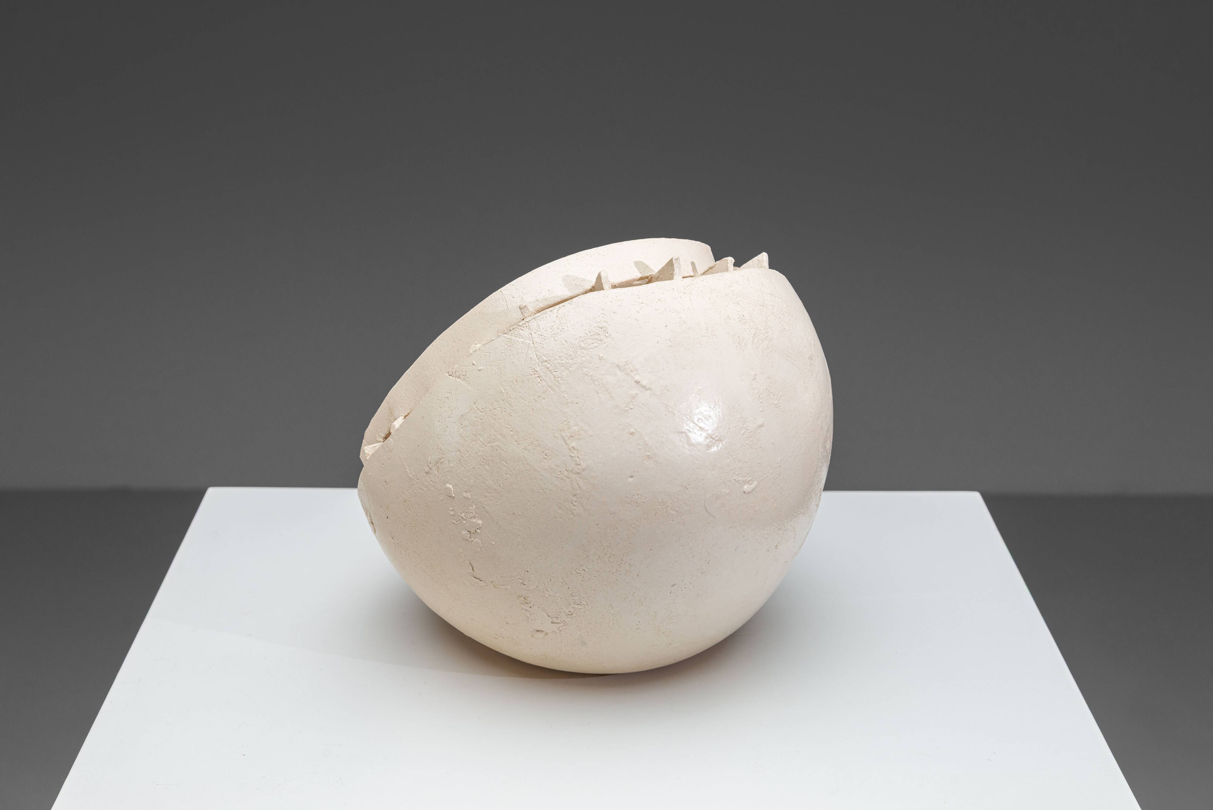 Sculpture en céramique abstraite avec un noyau orange.