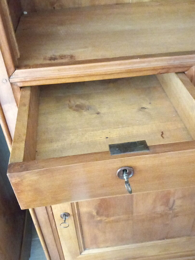 Armoire type cabinet vendéen, en bois massif