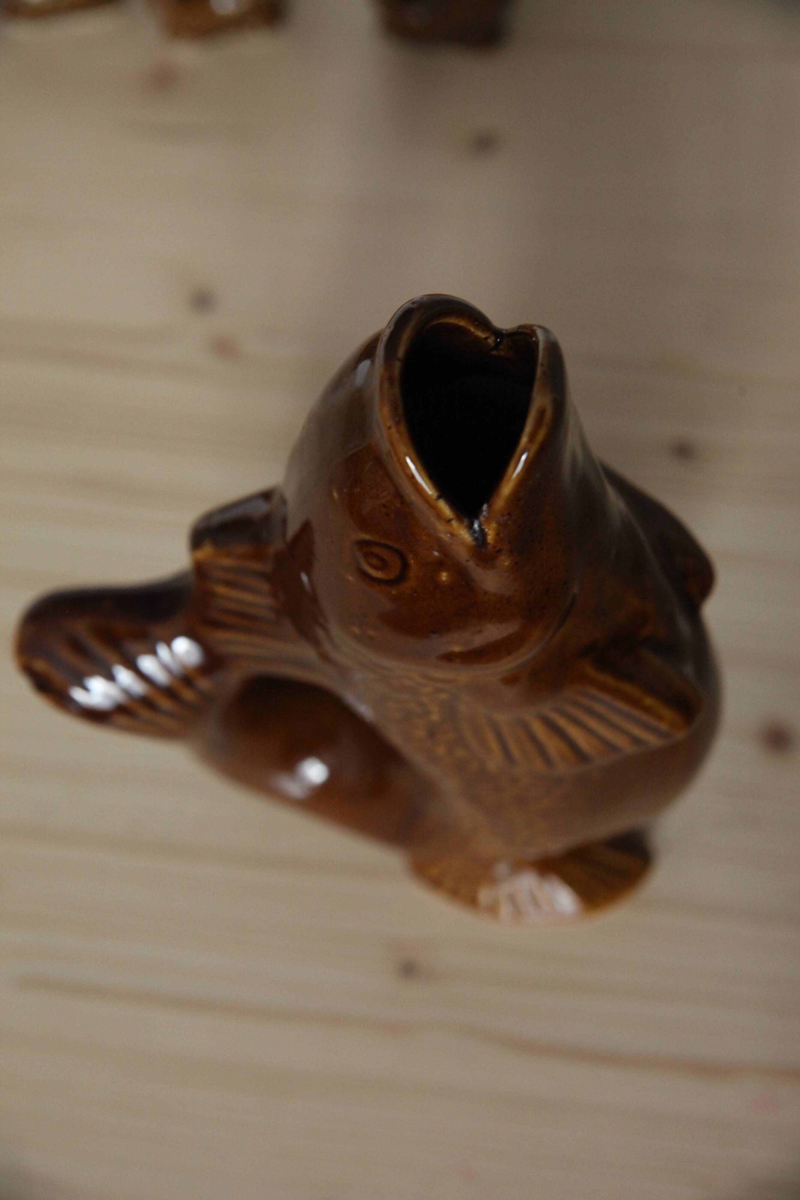 Fish-shaped dabbling liquor service