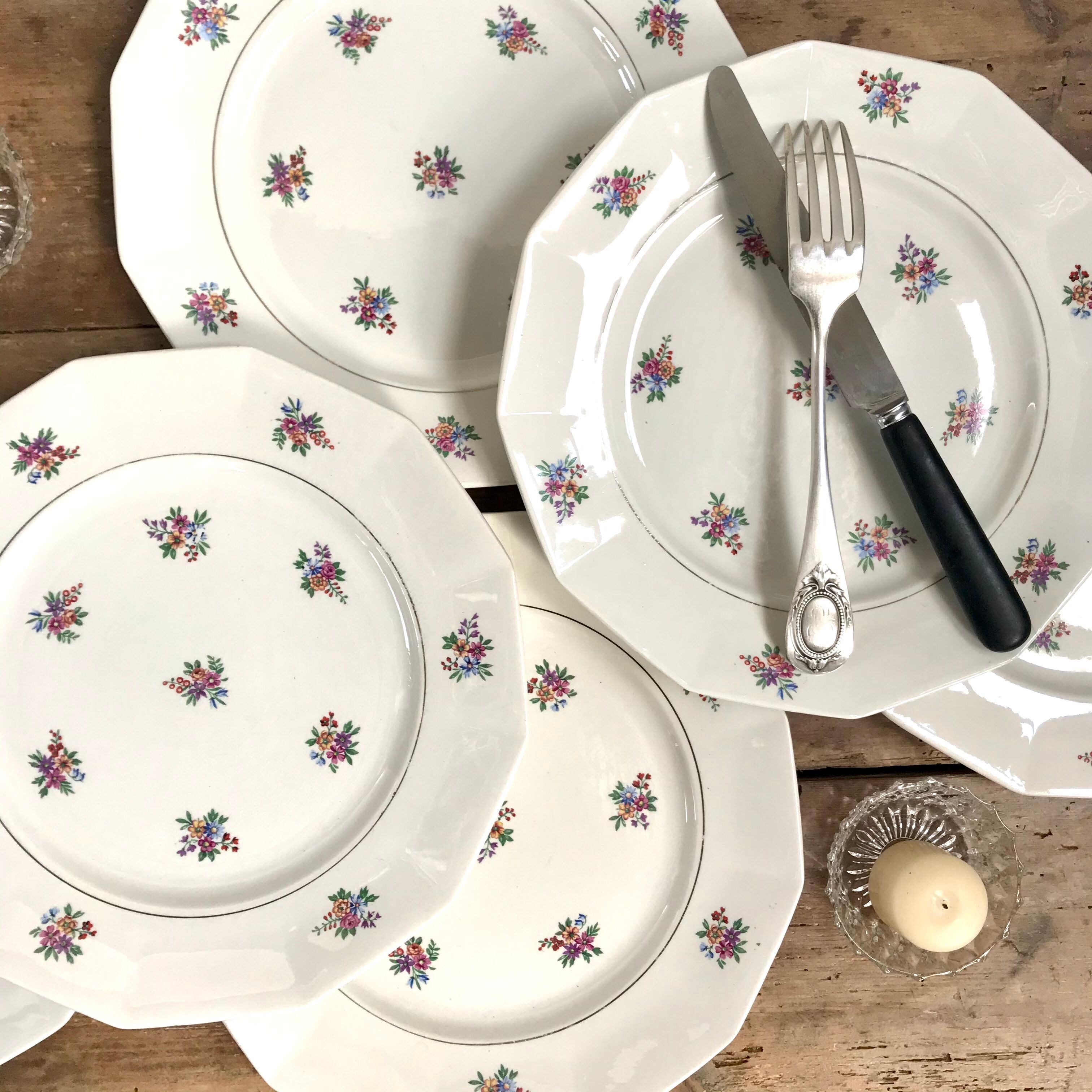 Lot of 6 flat porcelain plates