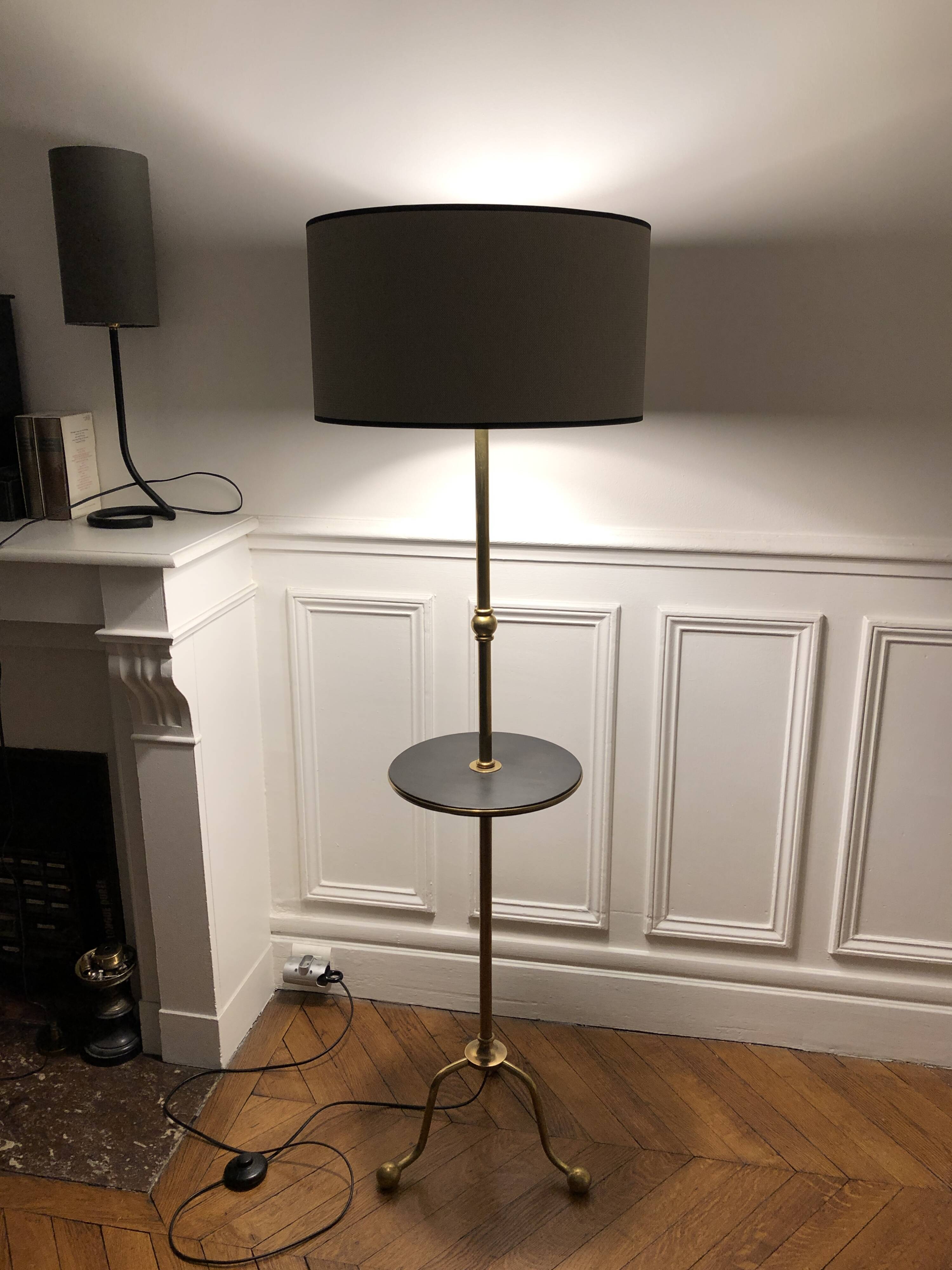 Tripod floor lamp with adjustable height and shelf from the 1960s.