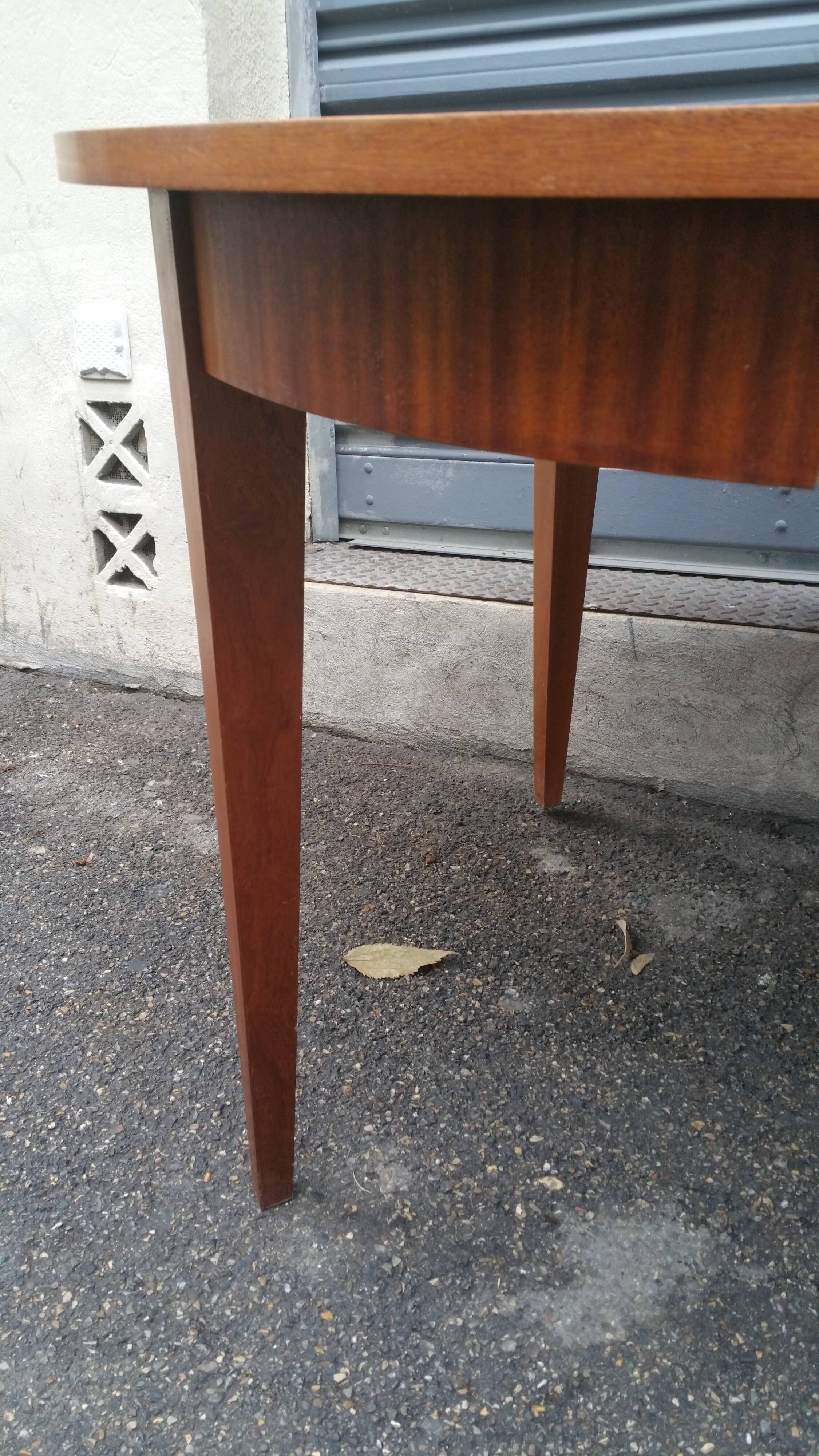 Table scandinave