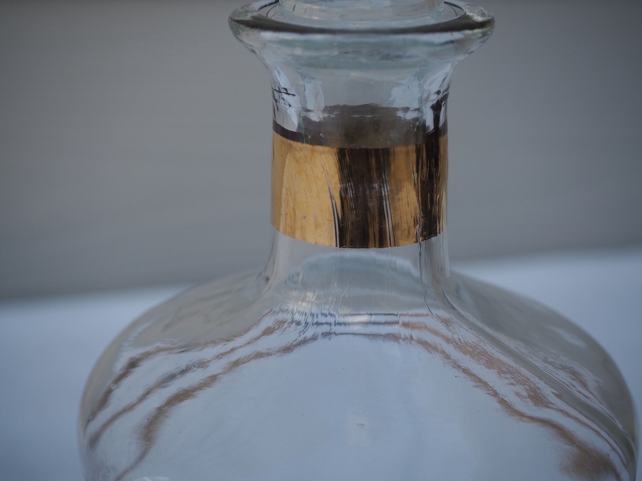 Golden liqueur service from the 1950s-1960s and its 12 glasses.
