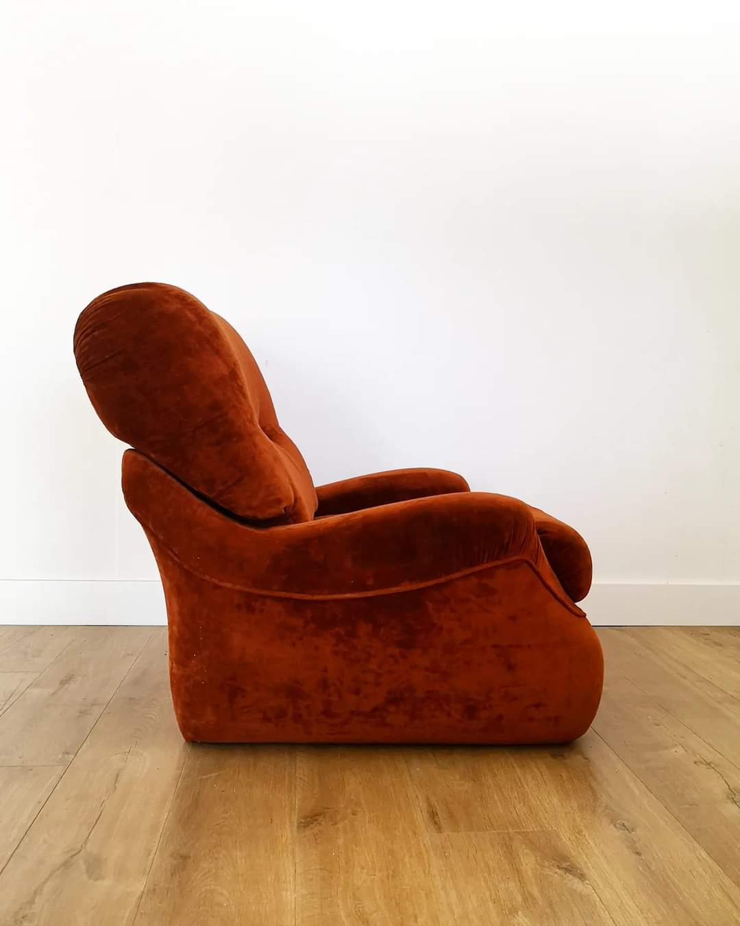 Fauteuil vintage en velours brique