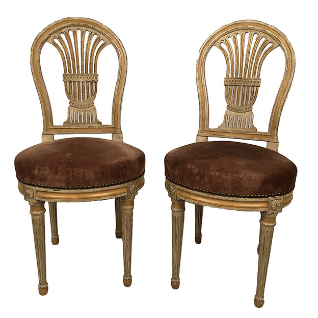 Paire de chaises à dossier montgolfière de style Louis XVI