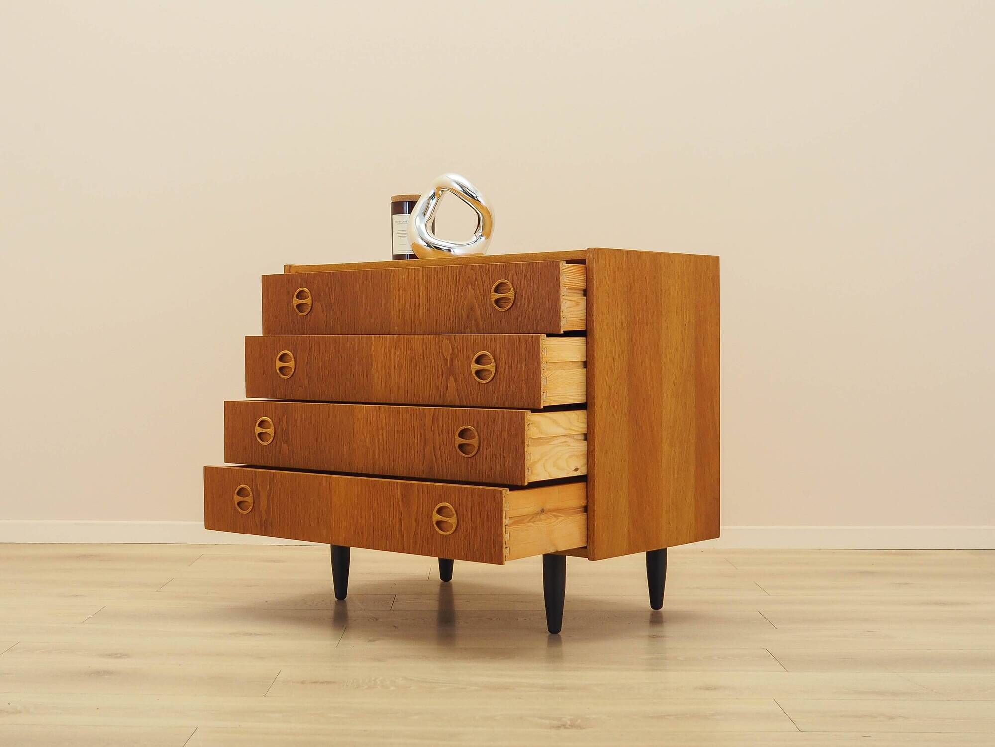 Commode en frêne des années 1970 avec des poignées distinctives, Danemark