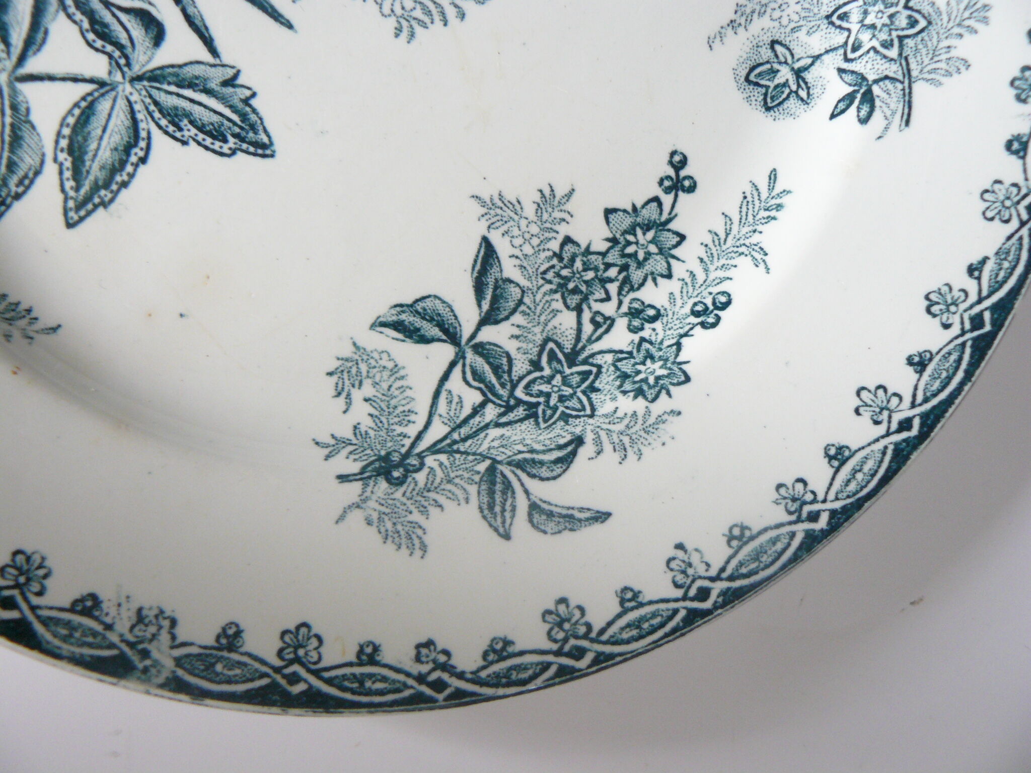 Lot de 4 assiettes plates terre de fer modèle Margot st Amand