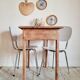 Paire de chaises en formica blanc et rayures