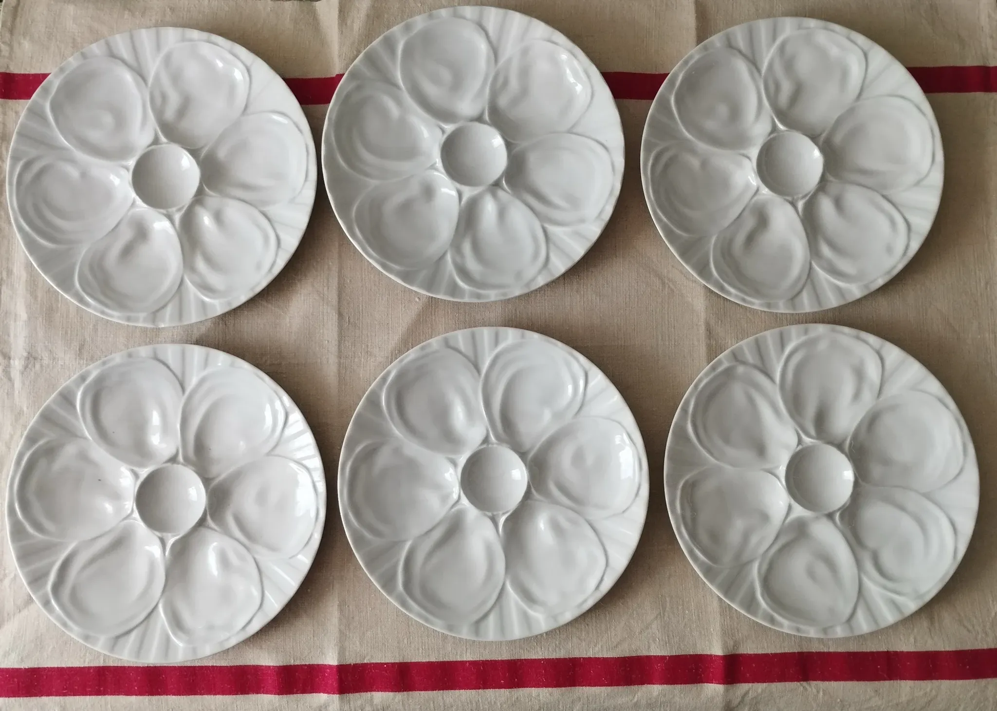 Set of 6 oyster plates in porcelain by Pillivuyt.