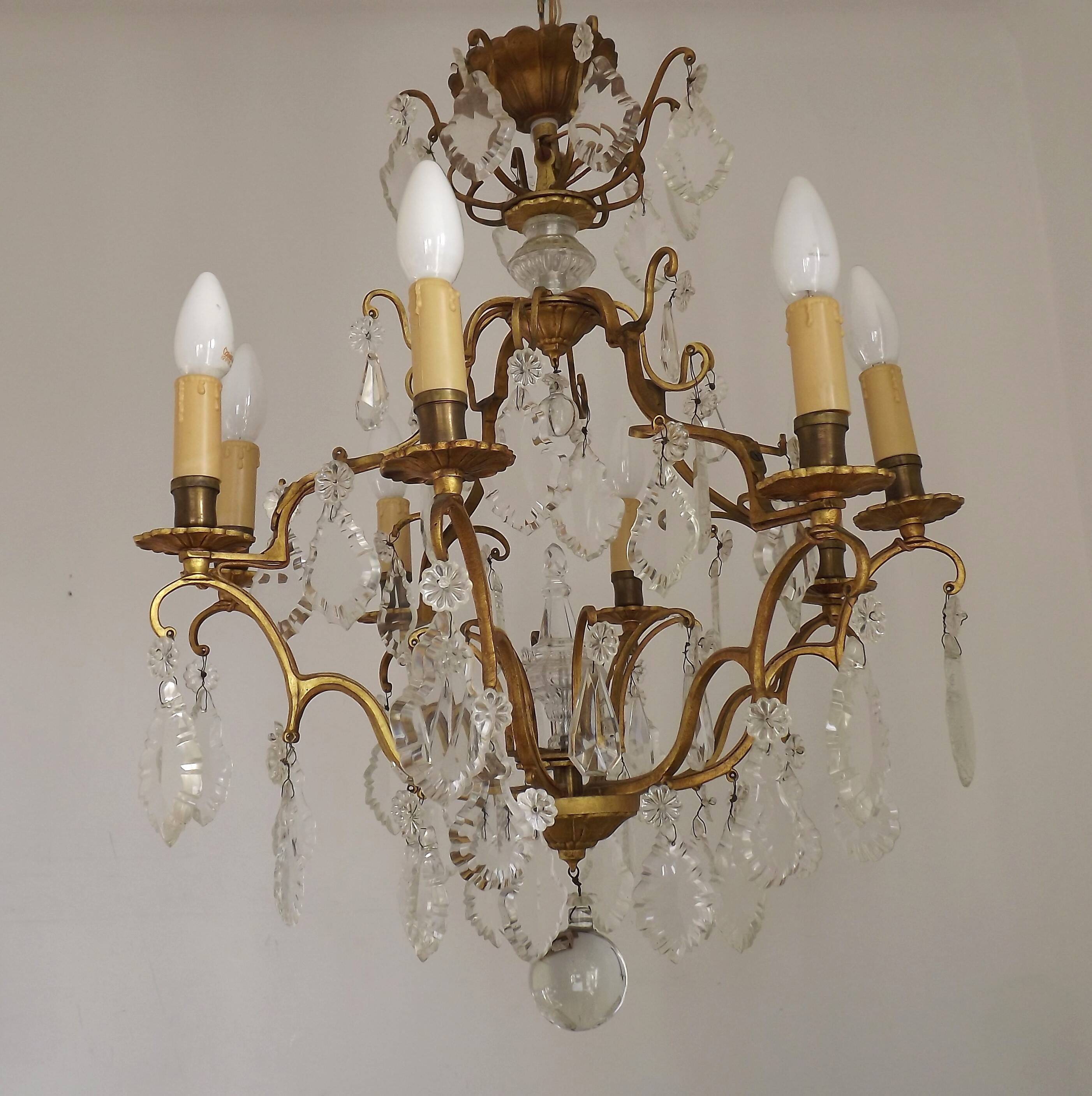 French Louis XV chandelier with 8 lights in gilded bronze, glass and crystal.