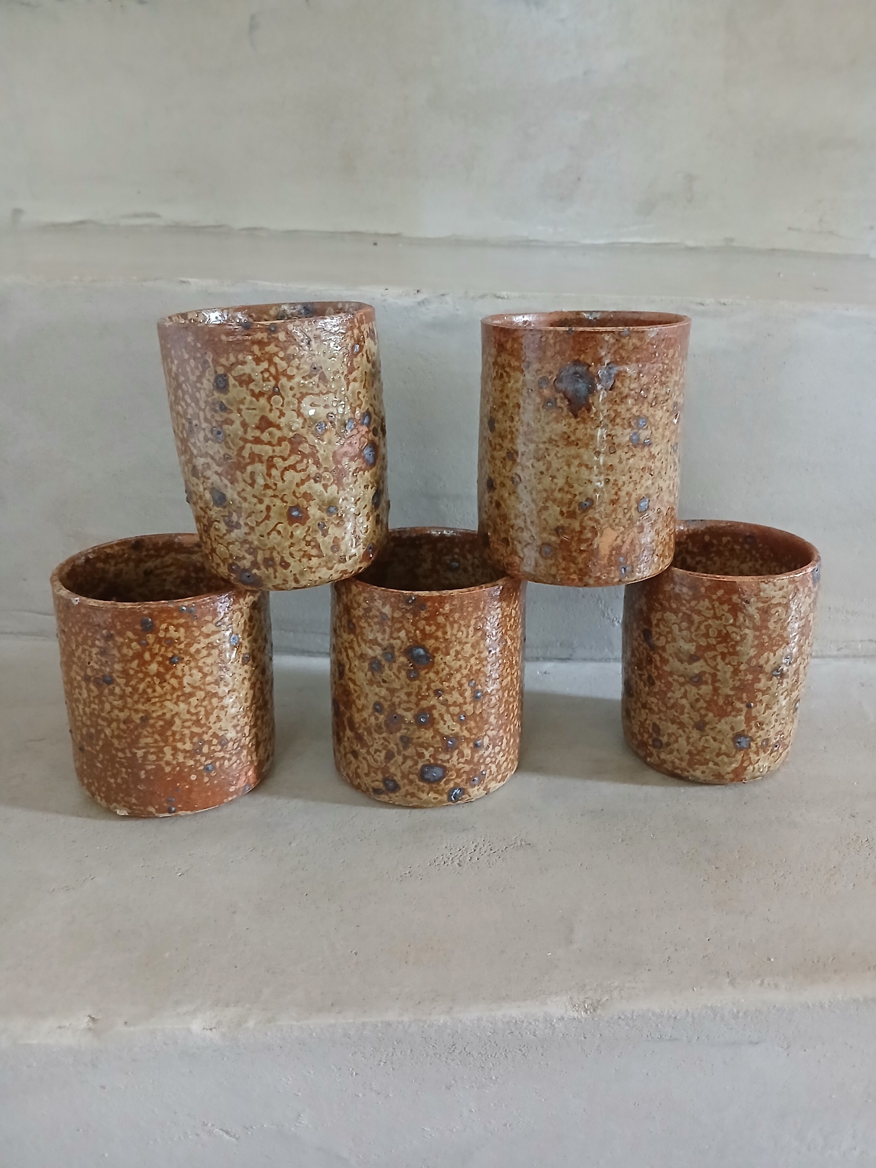 5 mugs / verres anciens en grès pyrite