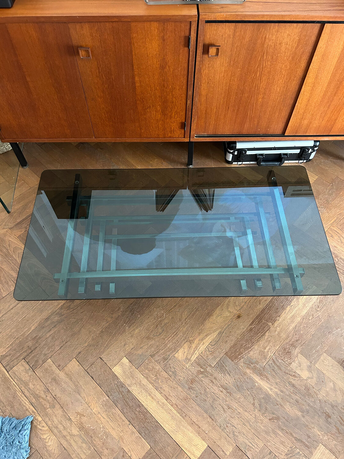 70s design coffee table in rectangular glass with chrome legs.