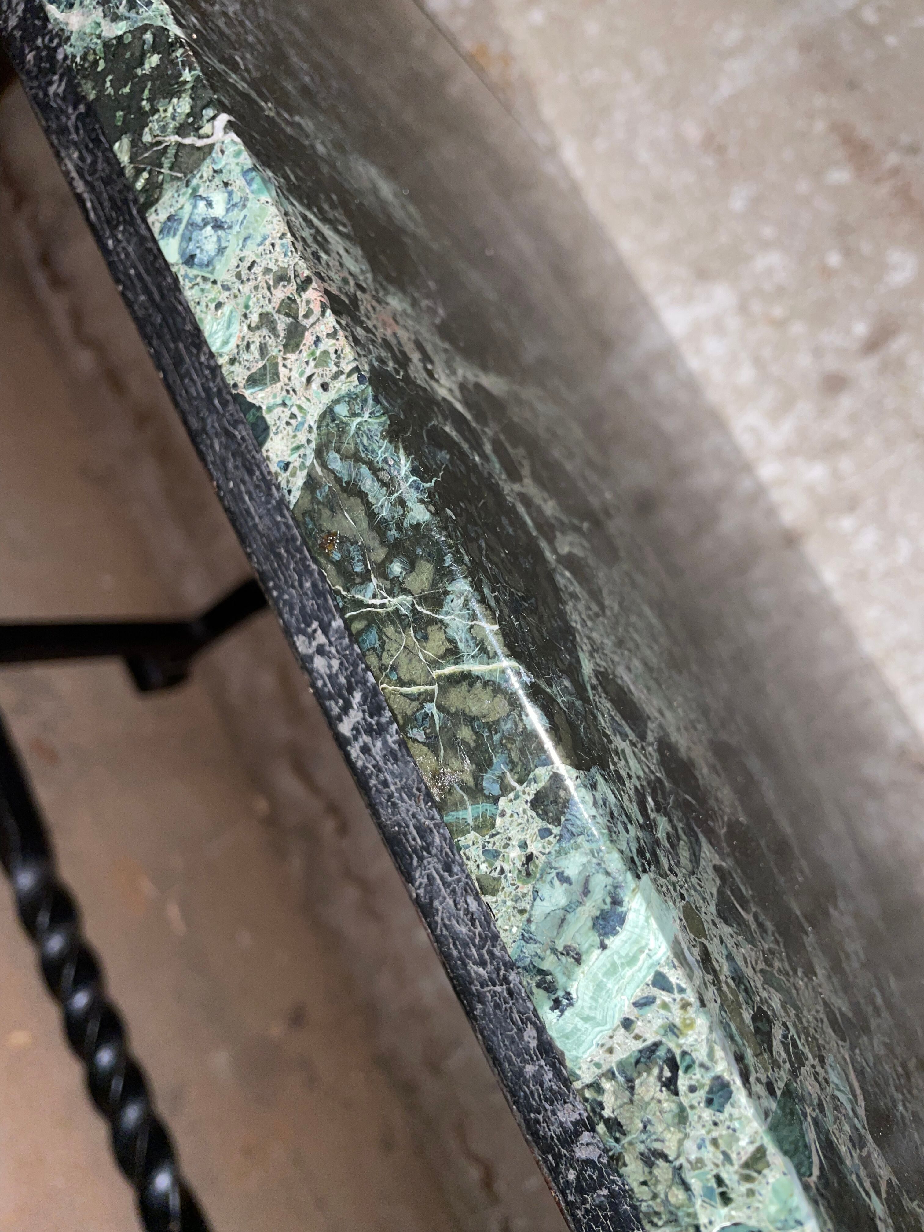 Table basse en fer forgé et marbre vert des Alpes