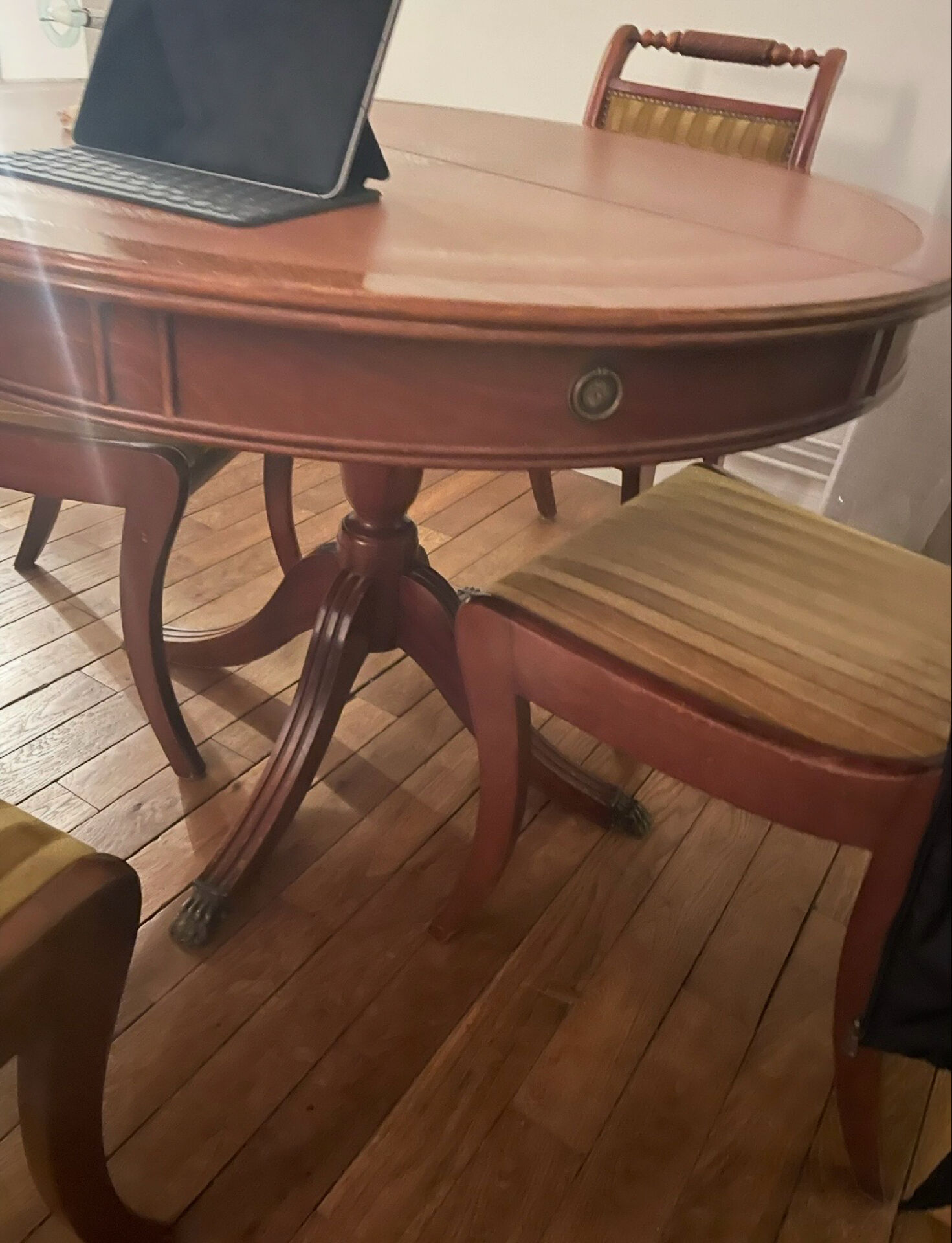 Table ancienne de salle à manger et 4 chaises