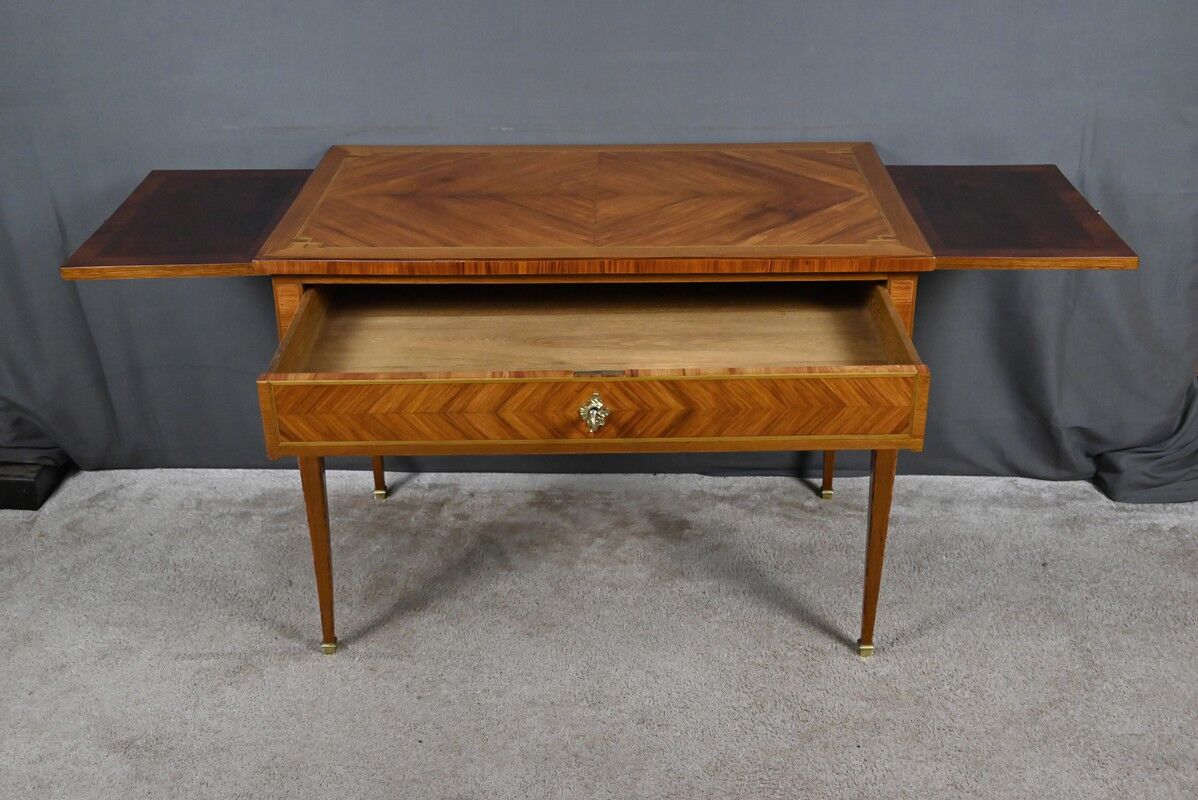 Small desk table in rosewood and rosewood marquetry, Louis XVI style – early 20th century.