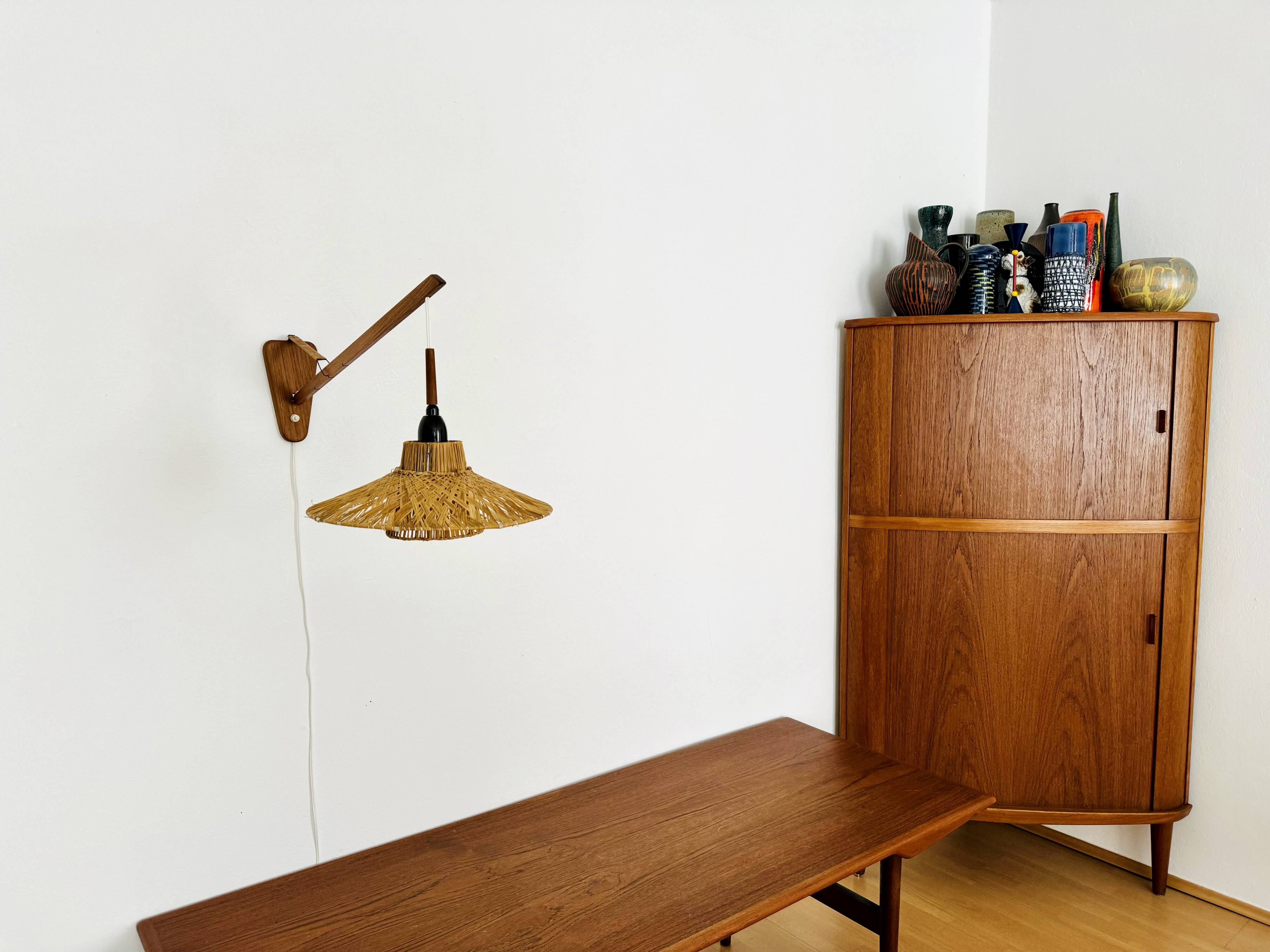 Lampe murale en teck et raffia ajustable