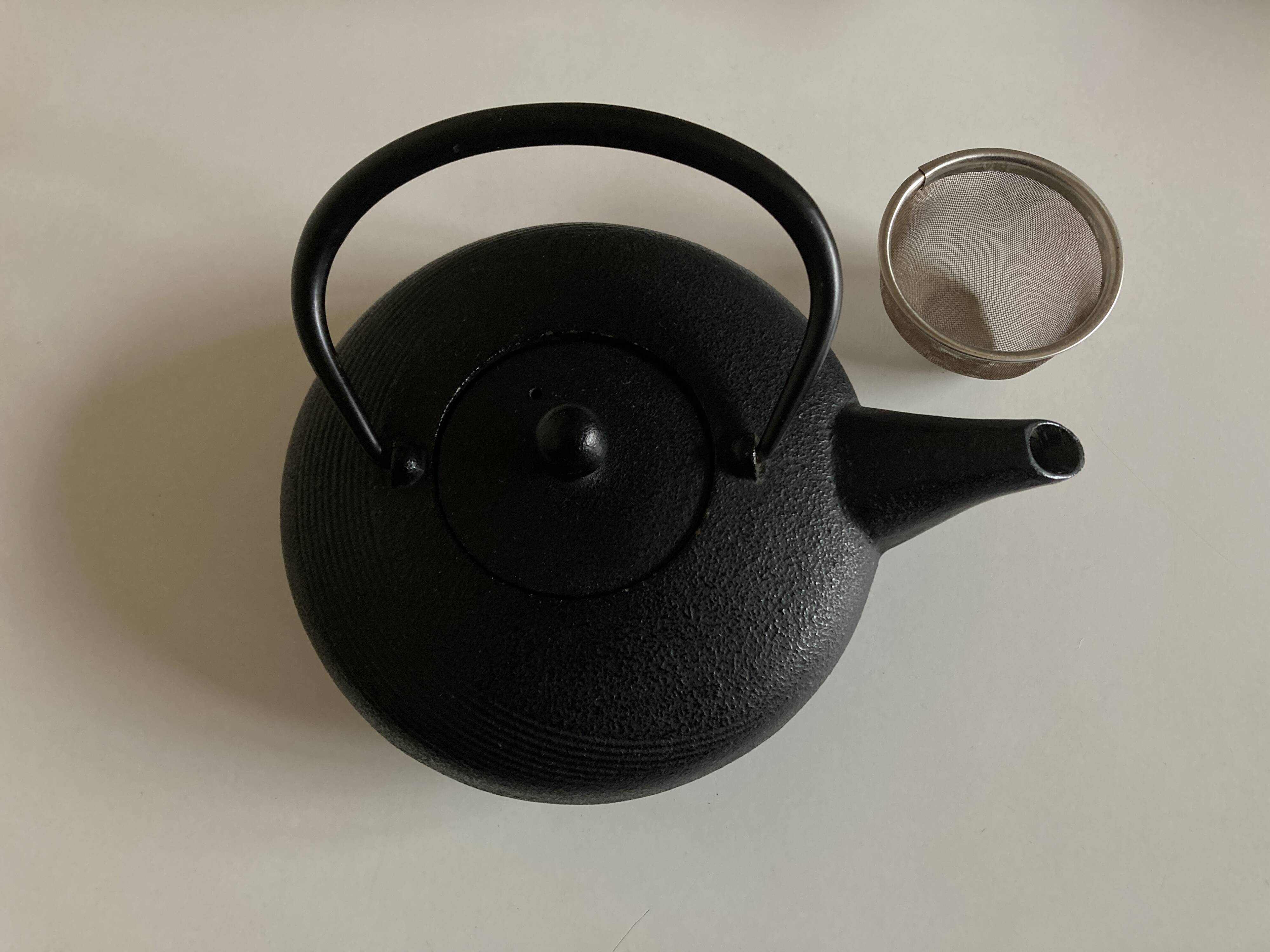 Théière ancienne en fonte japonaise Iwachu  0,5L noire