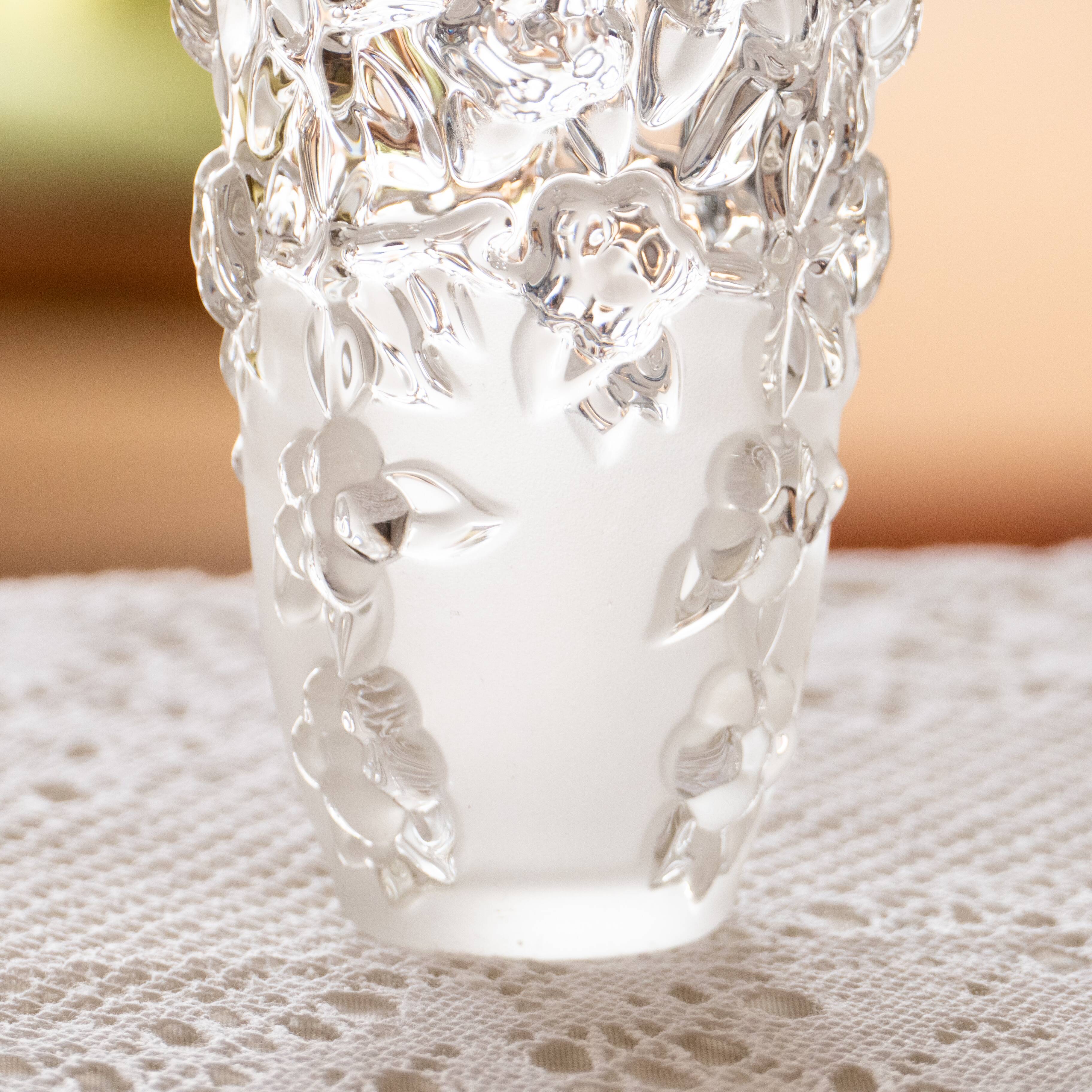 Vase vintage en verre dépoli relief de roses