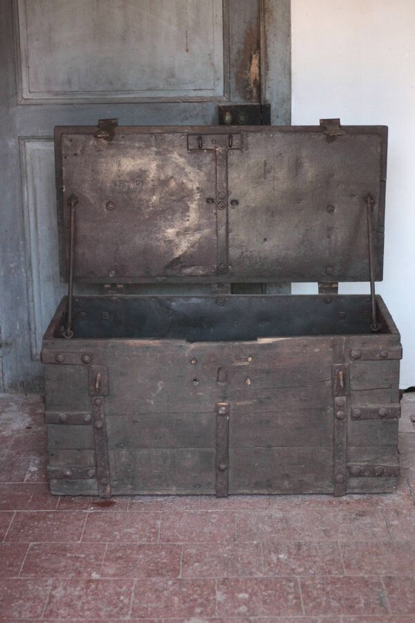 Ancien coffre bois avec ferrures, coffre de corsaire, coffre de rangement