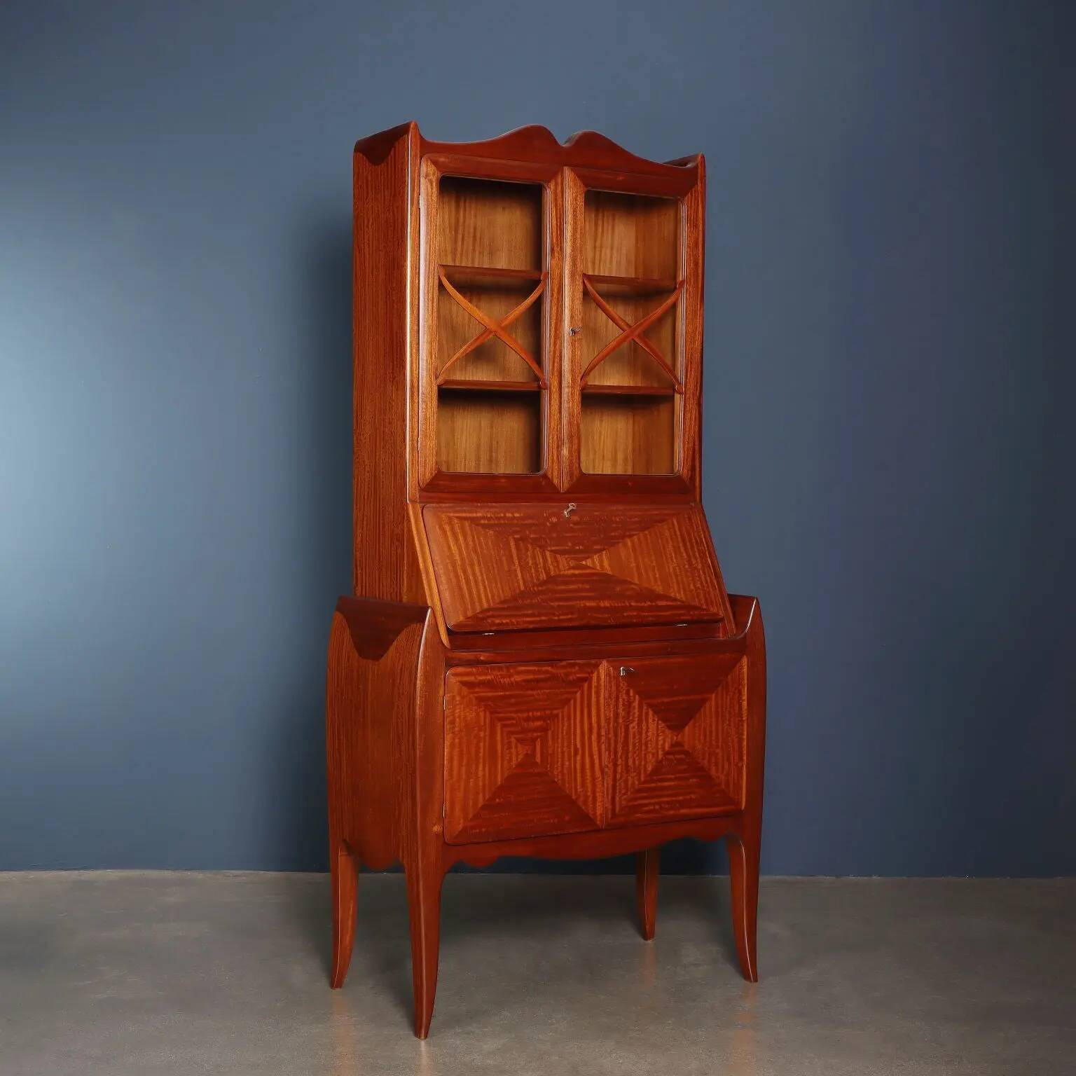 Vintage trumeau in mahogany veneer, Italy, 1950s.